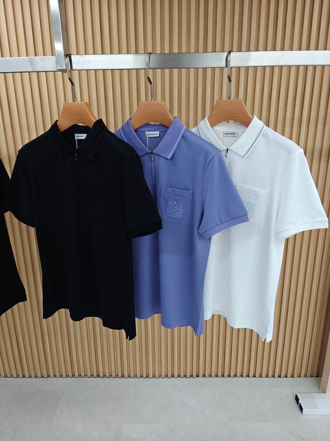 NO:133590,Luo Yiwei New spring and summer style!  Recommended travel and vacation!  Cabinets are on sale!  Men's logo patch short-sleeved Polo shirt Classic style, collar and cuff contrasting embellishment, not exaggerated, but also well highlights the highlights of details. Combined tailoring, the chest is decorated with logo embellishment, making the whole more detailed. Combined style, the fabric is made of cotton-gauze material, comfortable, skin-friendly, breathable, and a style that is very practical for commuting and leisure. Highly recommended. Color Black Blue Size M-3XL Try on 172-148 wear L slim size M-3XL, loewe, T-shirt, alexander wang19860909罗意威 春夏新款！旅游度假推荐！ 柜在售！男士标识贴片短袖Polo衫 经典款 领口袖口撞色点缀 不夸张的同时又能很好彰显细节亮点 合体的剪裁 胸口饰以徽标点缀 让整体更具细节感 合体的版型,面料采用全棉珠地料,舒适,亲肤,透气好,平时通勤休闲都很实穿的一款 强烈推荐 颜色 黑色 蓝色 码数 M-3XL 试穿172-148穿L修身尺码M-3XL,,loewe,T-shirt,alexander wang,Men's clothing