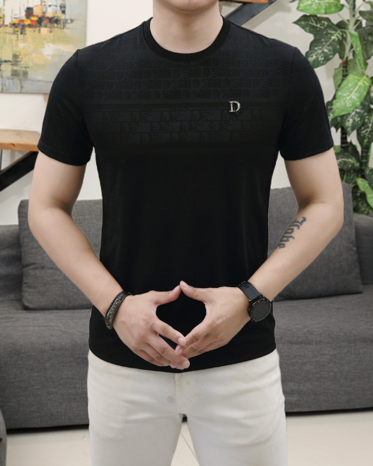 NO:133595,Dior's new summer fashion round neck short sleeves are made of high-end Yuchan silk fabric. The classic round neck style is unique and cool. The luxurious classic jacquard logo design is versatile. Adhering to the traditional fashion charm of big brands, the unique line design exudes a strong British style, which is very modern and inherits the traditional concept. The precious fabric is smoother, soft, comfortable and breathable. The exquisite craftsmanship and three-dimensional tailoring style bring texture enjoyment. The counter size M-3XL was shipped on the same day!  ,dior,T-shirt,alexander wang19860909迪奥 夏季新品时尚圆领短袖采用高档玉婵丝面料 经典圆领款式独特又清凉 奢华经典提花logo设计百搭气质 秉承大牌的传统时尚魅力,独有的线条设计散发着浓郁的英伦风情,极具现代感亦承袭了传统理念.珍贵面料更加光滑,手感柔顺舒适透气 精湛工艺,立体剪裁风格带来质感享受.专柜尺码M-3XL,当天出货！,,dior,T-shirt,alexander wang,Men's clothing