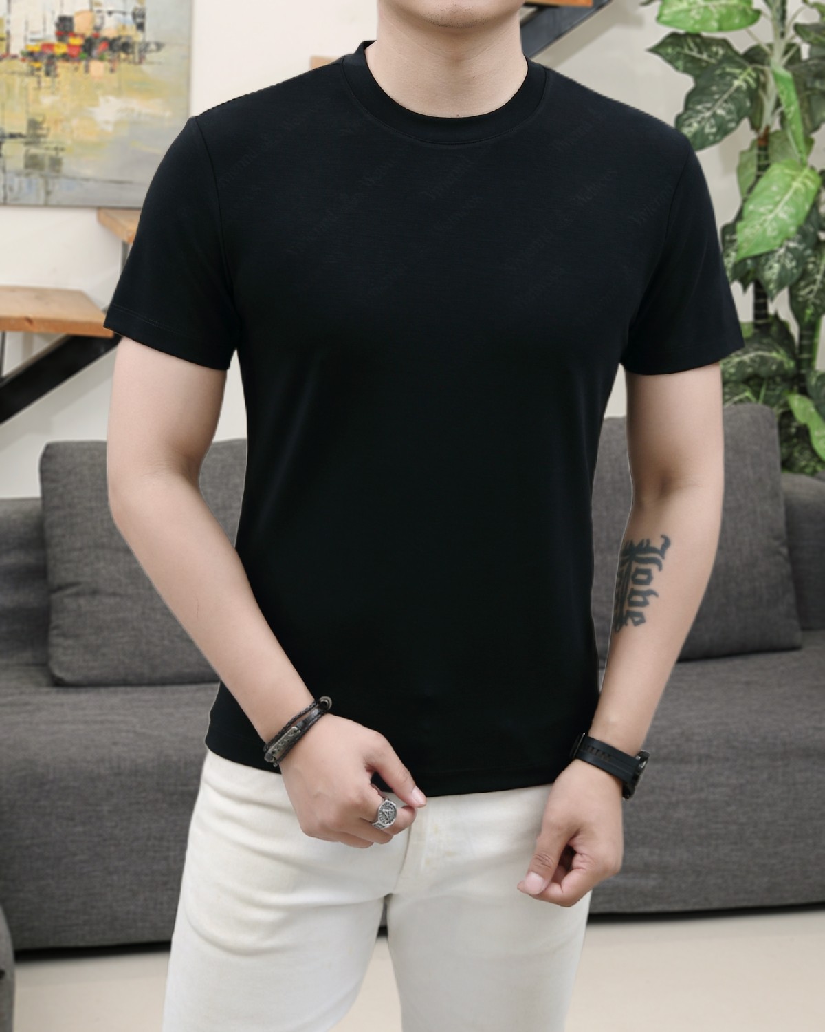 NO:133597,The new summer fashion round neck short sleeves are made of high-end Yuchan silk fabric. The classic round neck style is unique and cool. The luxurious classic jacquard logo design is versatile. Adhering to the traditional fashion charm of the big brand, the unique line design exudes a strong British style, which is very modern and inherits the traditional concept. The precious fabric is smoother, soft, comfortable and breathable. The exquisite craftsmanship and three-dimensional tailoring style bring texture enjoyment. The counter size M-3XL was shipped on the same day!  ,T-shirt,alexander wang19860909西太后 夏季新品时尚圆领短袖采用高档玉婵丝面料 经典圆领款式独特又清凉 奢华经典提花logo设计百搭气质 秉承大牌的传统时尚魅力,独有的线条设计散发着浓郁的英伦风情,极具现代感亦承袭了传统理念.珍贵面料更加光滑,手感柔顺舒适透气 精湛工艺,立体剪裁风格带来质感享受.专柜尺码M-3XL,当天出货！,,T-shirt,alexander wang,Men's clothing