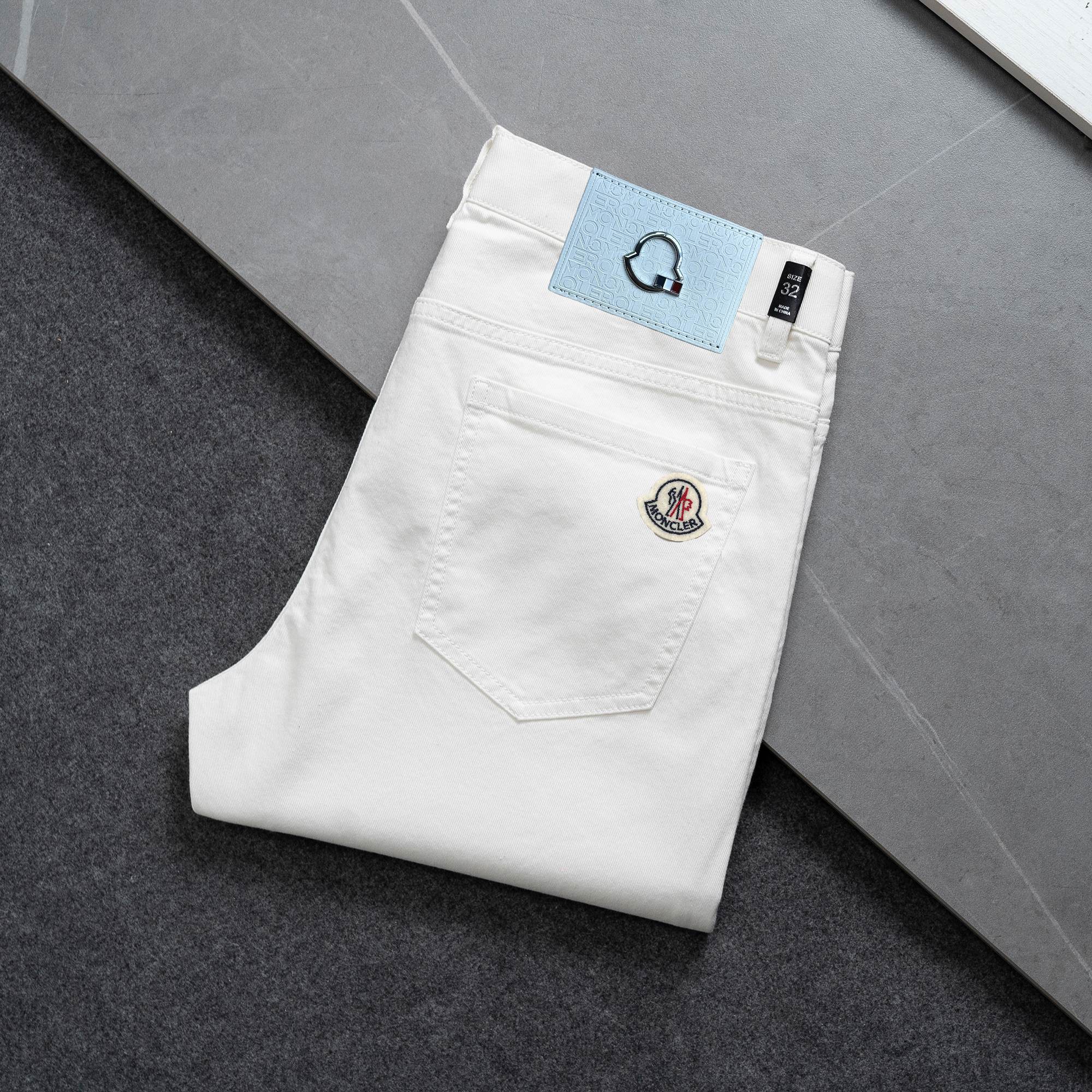 NO:136208,The official website counter is available at the same time. The original single product is a super stylish jeans, customized original washing denim fabric, unique design, top-grade printed craft letter pattern logo, original hardware and auxiliary decoration, extremely superior jeans, the materials and craftsmanship are extremely luxurious and exquisite, the grade is extremely high, the upper body is handsome and stylish, recommended, digits 29-38, Moncler, jeans, alexander wang19860909蒙口 官网专柜同步有售,原单狠货,超级有范儿的一款牛仔裤,定制原版水洗牛仔面料,独特设计,顶级印花工艺字母图案logo,原版五金辅料装饰,极为翘楚的一款牛仔裤,用料与工艺都极致奢华精湛,档次极高,上身帅气有型,推荐,码数29—38,,Moncler,jeans,alexander wang,Men's clothing