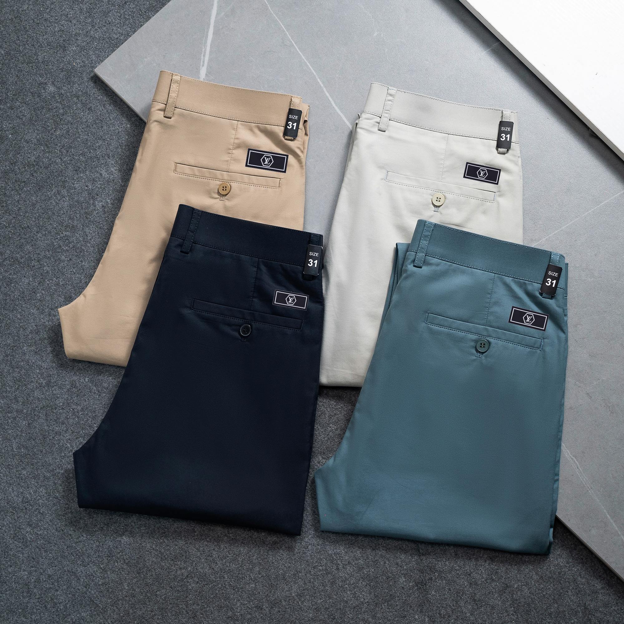 NO:136216,LV 2025 Spring and Summer Counter New Style Fashion and Elegant Men Customized Top-grade Original Single Spring and Summer Slim Small Straight-Foot Trousers Casual Pants. The style design series is enough to shock the eye. As a typical signature item of the brand, a indispensable item for men's wardrobe, fashionable and business-friendly, with a more luxurious look. It is selected for imported fine cotton fabrics, with unique materials, delicate, soft, comfortable and breathable feel, simple and fashionable, and not picky about people. The visual texture is super good. The first choice for high-end urban people. Size 29~38,,louis vuitton,alexander wang19860909LV 2025春夏专柜新款 时尚优雅男士定制 顶级原单春夏修身小直脚西裤休闲裤. 款式设计系列都足以震撼眼球,作为该品牌的典型招牌单品,男士衣柜不可缺少的一款单品,时尚兼商务更显奢华风度,精选进口精棉面料,用料十分独到,手感细腻柔软舒适透气,版型简约时尚不挑人,视觉质感超级赞,都市高端人士首选. 尺码29～38,,louis vuitton,alexander wang,Men's clothing