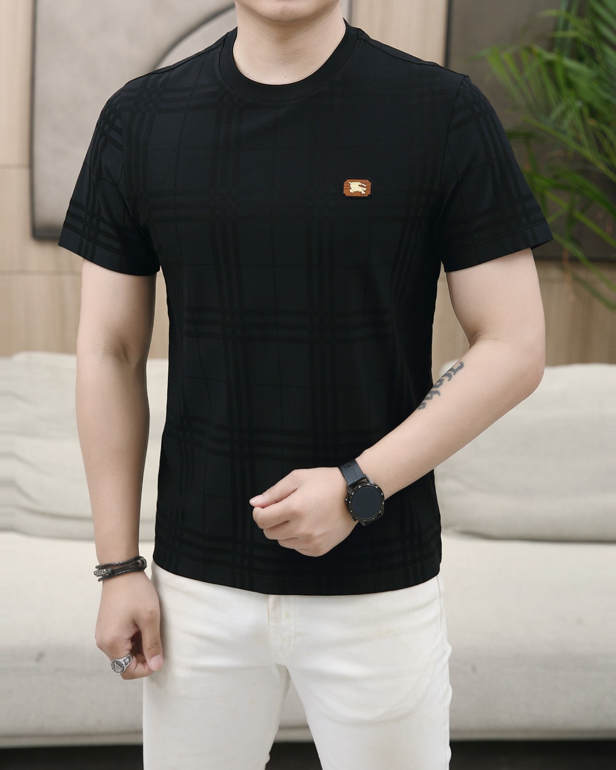 NO:142373,Burberry's new spring and summer new model in the first counter with the latest mercerized cotton round neck short sleeves, high-end customization, avant-garde and fashionable design!  Brand logo heavy craftsmanship design, dark pattern jacquard pattern design, soft texture, comfortable to wear, exquisite counter-level car lines, fine workmanship, invincible and handsome upper body effect!  A must-have item for handsome men!  Code number M-3xL, burberry, T-shirt, alexander wang19860909巴宝莉 2025春夏新款首发专柜最新款丝光棉圆领短袖 高端订制 设计前卫时尚！品牌logo重工艺设计 暗纹提花图案设计 面料手感柔软.穿着舒适.专柜级别精致车线.做工精细.上身效果无敌帅气！型男必备单品！码数M-3xL,,burberry,T-shirt,alexander wang,Men's clothing