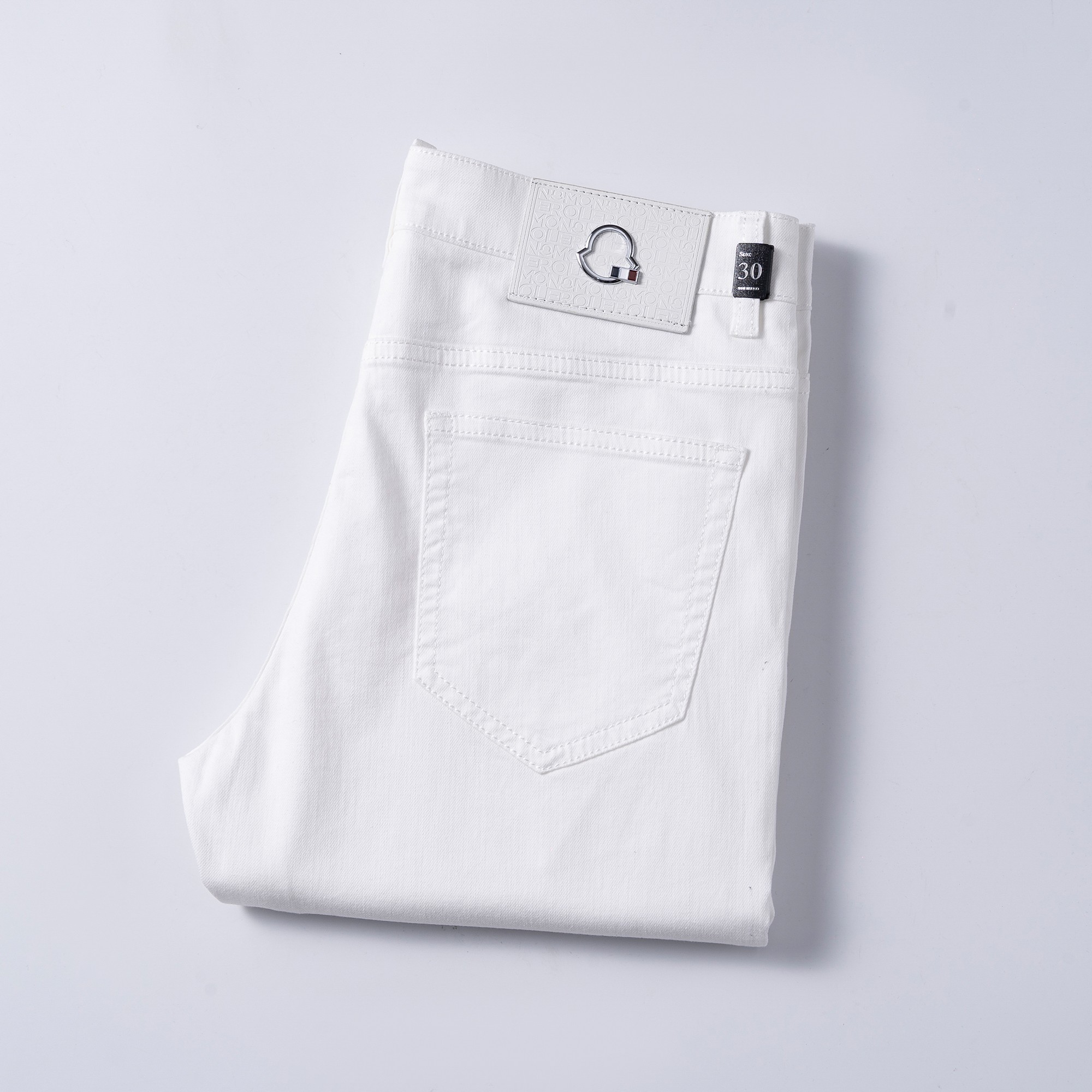 NO:142391,The official website counter is available at the same time. The original single product is a super stylish jeans, customized original washing denim fabric, unique design, top-grade printed craft letter pattern logo, original hardware and auxiliary decoration, extremely superior jeans, the materials and craftsmanship are extremely luxurious and exquisite, the grade is extremely high, the upper body is handsome and stylish, recommended, digits 29-38, Moncler, jeans, alexander wang19860909蒙口 官网专柜同步有售,原单狠货,超级有范儿的一款牛仔裤,定制原版水洗牛仔面料,独特设计,顶级印花工艺字母图案logo,原版五金辅料装饰,极为翘楚的一款牛仔裤,用料与工艺都极致奢华精湛,档次极高,上身帅气有型,推荐,码数29—38,,Moncler,jeans,alexander wang,Men's clothing