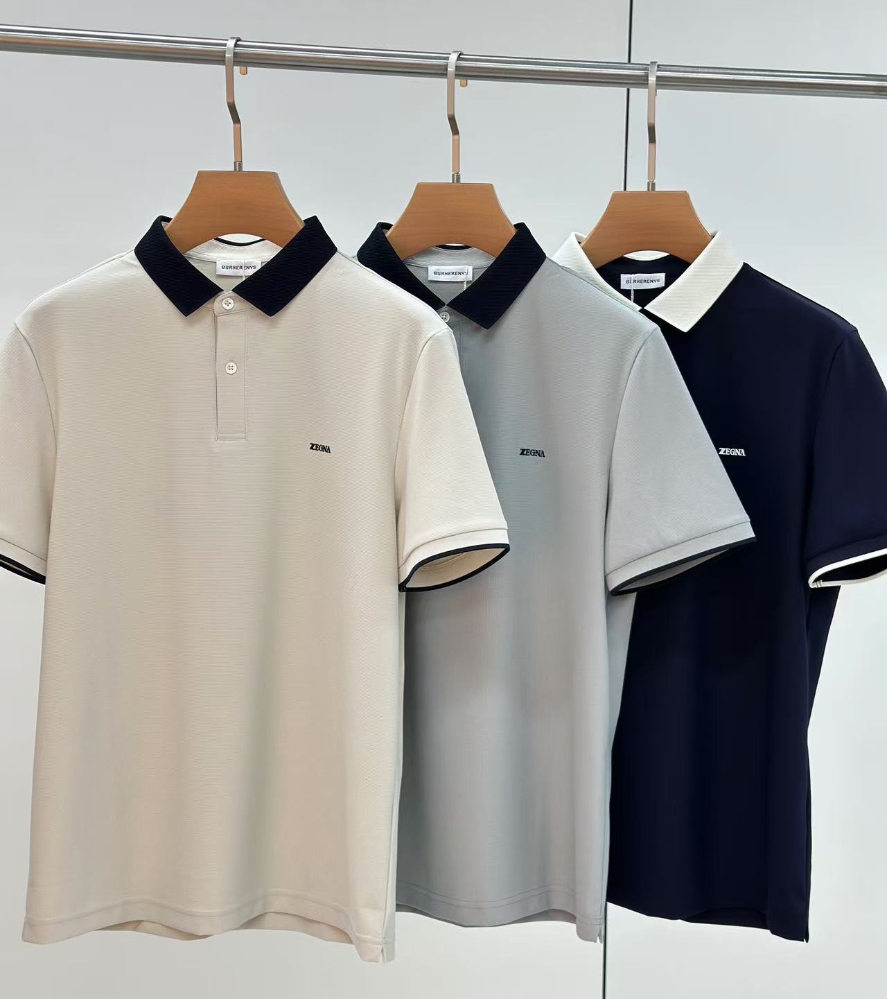 NO:136213,Jenia-2025ss summer new product, classic logo embroidered bead ground mesh business casual short-sleeved POLO shirt on men’s chest!  Hong Kong foreign companies channel goods, heavy and high-end products, perfectly follow the essence and genes of Zegia's home. The embroidered logo on the chest body is embroidered with splicing classic presbyterian elements, showing a very distinctive and fashionable proposition, and strongly posits the brand identity. Customers provide high-end imported garment custom-woven beaded floor fabrics, Italian old-fashioned workshop ready-to-wear process is fixed and dyed, extremely luxurious and special materials, all of which are superior in fabric attributes, mercerized process, the fabric is extremely glossy, the mesh structure is delicate and natural, and the comfort and breathability are perfect. The touch experience is self-evident, and the ultimate luxury enjoyment!  The custom-made natural mother-skin buckle closure is also very detailed as the guide of men's clothing brands!  It is definitely not a heavy-weight Polo shirt that can be compared with the market currency, and it is the choice for high-end men's taste!  Color black, blue, white Size M-3XL, zegna, T-shirt, alexander wang19860909杰尼亚-2025ss夏季新品,男士胸前经典徽标刺绣珠地网眼商务休闲短袖POLO衫！香港洋行渠道货,重磅高端级臻品,完美沿袭了杰尼亚家的精髓与基因,胸前衣身同色刺绣徽标,门襟融入拼接经典老花元素,展现出极具鲜明态度的时髦主张,且有力标榜了品牌身份,客供高级进口成衣定织珠地面料,意大利老牌工坊成衣工序定织定染,极为奢华特殊的材质,面料属性皆为上乘,丝光工艺处理,面料光泽度极高,网眼结构细腻自然,舒适性与透气性完美兼备,触感体验不言而喻,奢华极致享受！门襟定制天然母贝扣闭合,作为男装品牌的引导者,细节把控也是非常到位！绝非市场通货可以媲美的重磅精品Polo衫,高端男士的品味之选！颜色黑色,蓝色,白色 尺码M-3XL,,zegna,T-shirt,alexander wang,Men's clothing