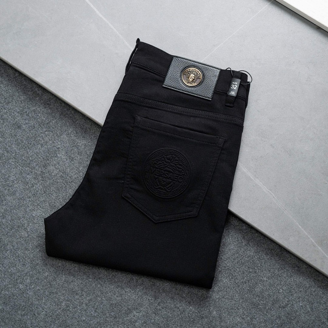 NO:146604,Versace Men's jeans original original cloth original wash water!  Imported original wash elastic fabrics, complex handicrafts superimposed, any wash process will become a completely different color effect after a few more seconds, so it is more precious, especially long-lasting and odor-resistant... Use the best tannin elastic texture, genuine leather leather cards, high-quality metal accessories... to create a unique and original jeans style!  Original hardware accessories, super positive style, comfortable and breathable, extremely high grade, counter quality, and handsome upper body. Number of 29-38, versace, jeans, alexander wang19860909范思哲 男士牛仔裤原厂原布原洗水！进口原版水洗弹力面料,复杂的手工艺叠加,任何一个洗水环节多停留几秒都会变成完全不一样的颜色效果,所以越加珍贵,特别持久、耐味…… 选用上乘的丹宁弹力质感,真皮皮牌、高定的金属辅料……打造出独特及原创的牛仔裤款型！原版五金辅料,版型超正,舒适透气,档次极高,专柜品质,上身帅气十足. 码数29-38,,versace,jeans,alexander wang,Men's clothing
