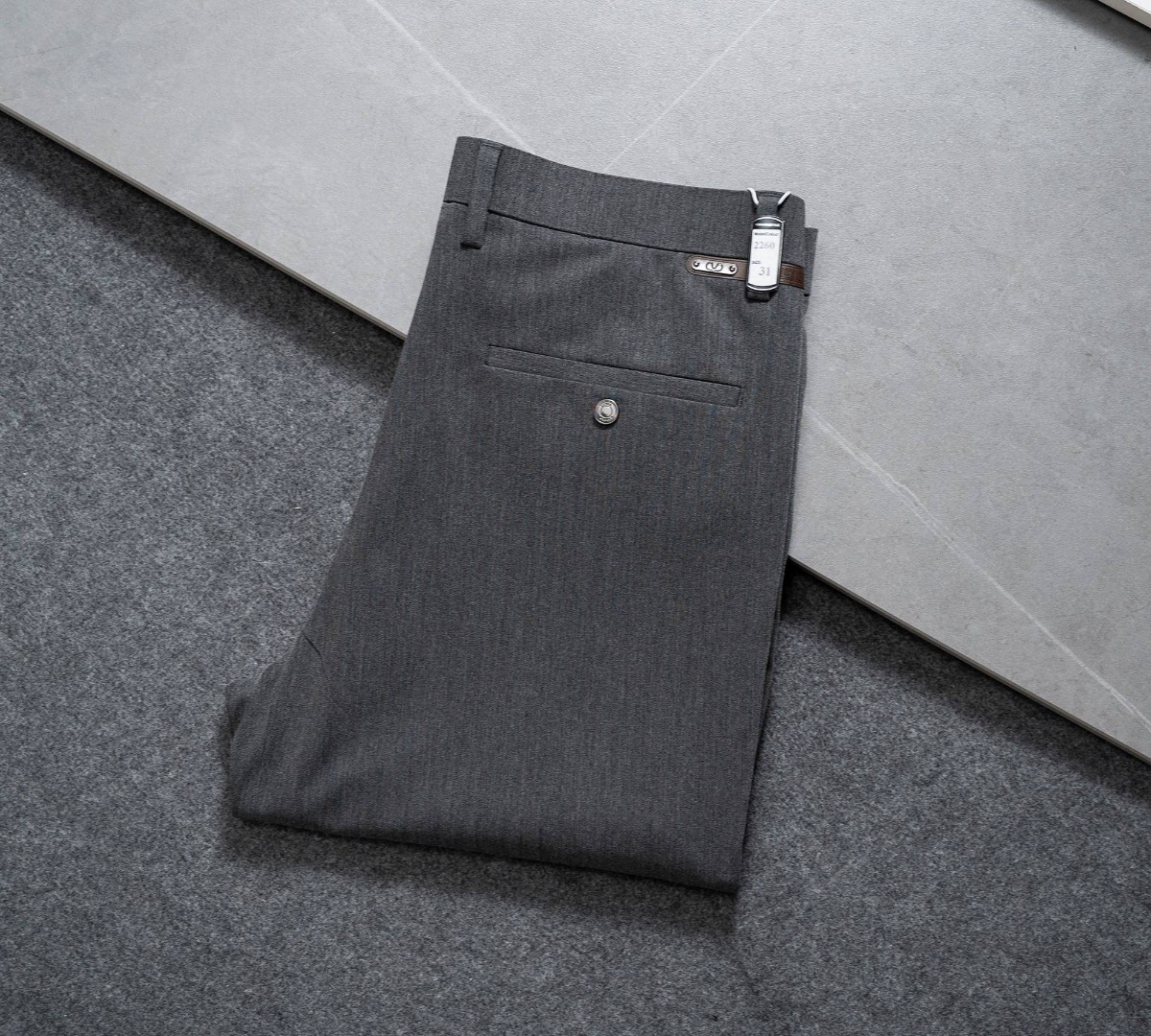 NO:142383,Valentino 2025 spring and summer counter new style, fashionable and elegant customization for men, top-quality original single spring and summer slim straight-leg trousers and casual pants. The style design series is enough to shock the eye. As a typical signature item of the brand, a indispensable item for men's wardrobe, fashionable and business-oriented, with a more luxurious look. It is selected for imported fine cotton fabrics, with unique materials, delicate, soft, comfortable and breathable feel, simple and fashionable, and not picky about people. The visual texture is super good, the first choice for high-end urban people. Size 29~38, valentino, alexander wang19860909华伦天奴 2025春夏专柜新款 时尚优雅男士定制 顶级原单春夏修身小直脚西裤休闲裤. 款式设计系列都足以震撼眼球,作为该品牌的典型招牌单品,男士衣柜不可缺少的一款单品,时尚兼商务更显奢华风度,精选进口精棉面料,用料十分独到,手感细腻柔软舒适透气,版型简约时尚不挑人,视觉质感超级赞,都市高端人士首选. 尺码29～38,,valentino,alexander wang,Men's clothing