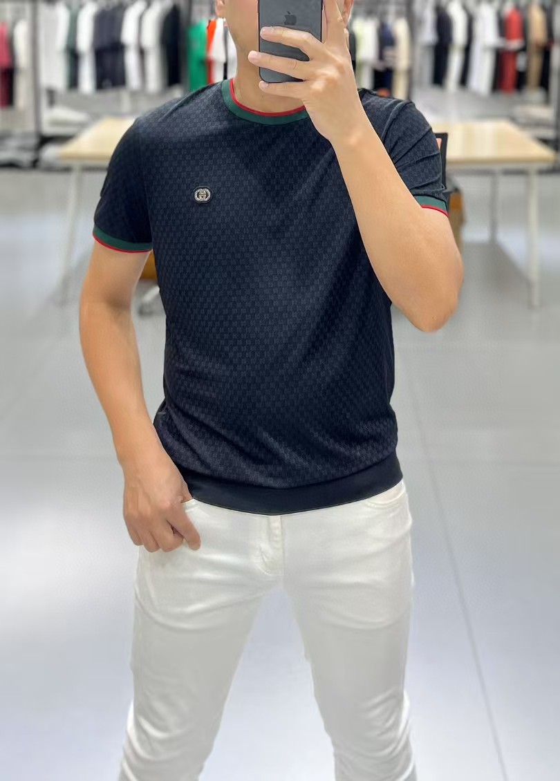 NO:146613,Gucci men's fashionable jacquard short-sleeved T-shirt is made of high-end jacquard fabric, classic round neck, unique and cool, luxurious classic brand logo design is versatile, adhering to the traditional fashion charm of big brands, the unique double F arrangement jacquard line design exudes a strong British style, and is very modern and inherits the traditional concept. The precious fabric is smoother, soft, comfortable and breathable, and the high elasticity, exquisite craftsmanship, and three-dimensional tailoring style brings texture enjoyment. White and black are available. Size M-3XL, gucci, T-shirt, tees, t-shirt, alexander wang19860909古驰 男士时尚提花短袖T恤 采用高档提花面料 经典圆领 独特又清凉 奢华经典品牌logo设计百搭气质 秉承大牌的传统时尚魅力,独有的双F排列提花线条设计散发着浓郁的英伦风情,极具现代感亦承袭了传统理念.珍贵面料更加光滑,手感柔顺舒适透气 高弹力,精湛工艺,立体剪裁风格带来质感享受.白色、黑色可选.尺码M-3XL,,gucci,T-shirt,tees，t-shirt,alexander wang,Men's clothing