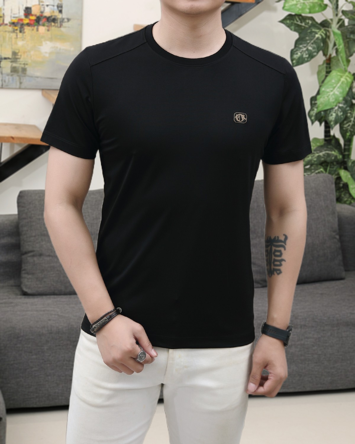 NO:146631,Dior New summer model!  Fashionable and casual round neck short-sleeved fashion item design, more fashionable and comfortable, high-standard customization, very stylish upper body, luxurious and classic LOGO pattern on the chest, customer-supplied auxiliary materials, imported high-end custom fabrics with very delicate texture, exquisite details and exquisite craftsmanship, extremely shaping item, can be matched with any fashion, super good style, a must-have item for trendy men. Counter code: M-3XL, shipped on the same day!  ,dior,T-shirt,alexander wang19860909迪奥 夏季新款！时尚休闲圆领短袖时尚单品设计,更加时尚舒适,高标准定制,上身非常有型,胸前奢华经典LOGO图案 客供辅料,客供进口高档定制面料质感非常细腻,细节工艺精湛考究,塑造性极高的一款单品,任何时装都可以搭配,版型超级好 潮男必备单品 专柜码:M-3XL,当天出货！,,dior,T-shirt,alexander wang,Men's clothing