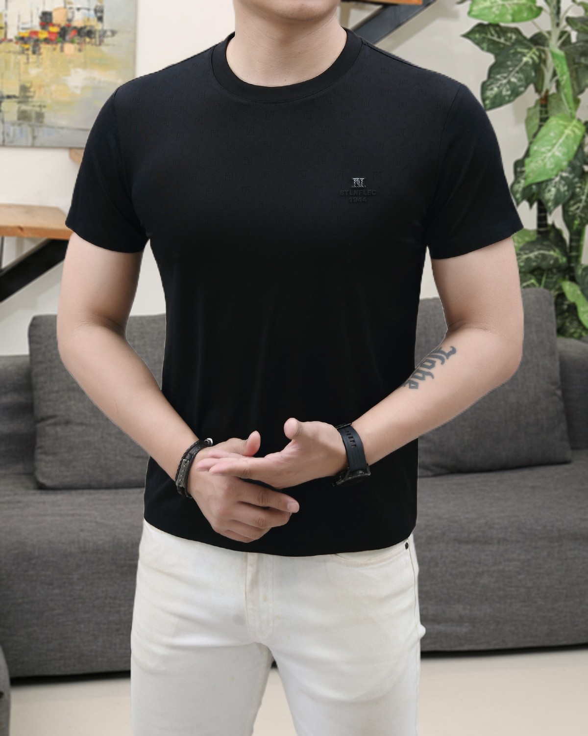 NO:142378,Hermes 2025 summer new product fashionable round neck short sleeves are made of high-end Yuchan silk fabric. The classic round neck style is unique and cool. The luxurious classic jacquard logo design is versatile. Adhering to the traditional fashion charm of big brands, the unique line design exudes a strong British style, which is very modern and inherits the traditional concept. The precious fabric is smoother, the feel is soft, comfortable and breathable. The exquisite craftsmanship and three-dimensional tailoring style bring texture enjoyment. The counter size M-3XL was shipped on the same day!  , hermes, T-shirt,alexander wang19860909爱马仕 2025夏季新品时尚圆领短袖采用高档玉婵丝面料 经典圆领款式独特又清凉 奢华经典提花logo设计百搭气质 秉承大牌的传统时尚魅力,独有的线条设计散发着浓郁的英伦风情,极具现代感亦承袭了传统理念.珍贵面料更加光滑,手感柔顺舒适透气 精湛工艺,立体剪裁风格带来质感享受.专柜尺码M-3XL,当天出货！,,hermes,T-shirt,alexander wang,Men's clothing