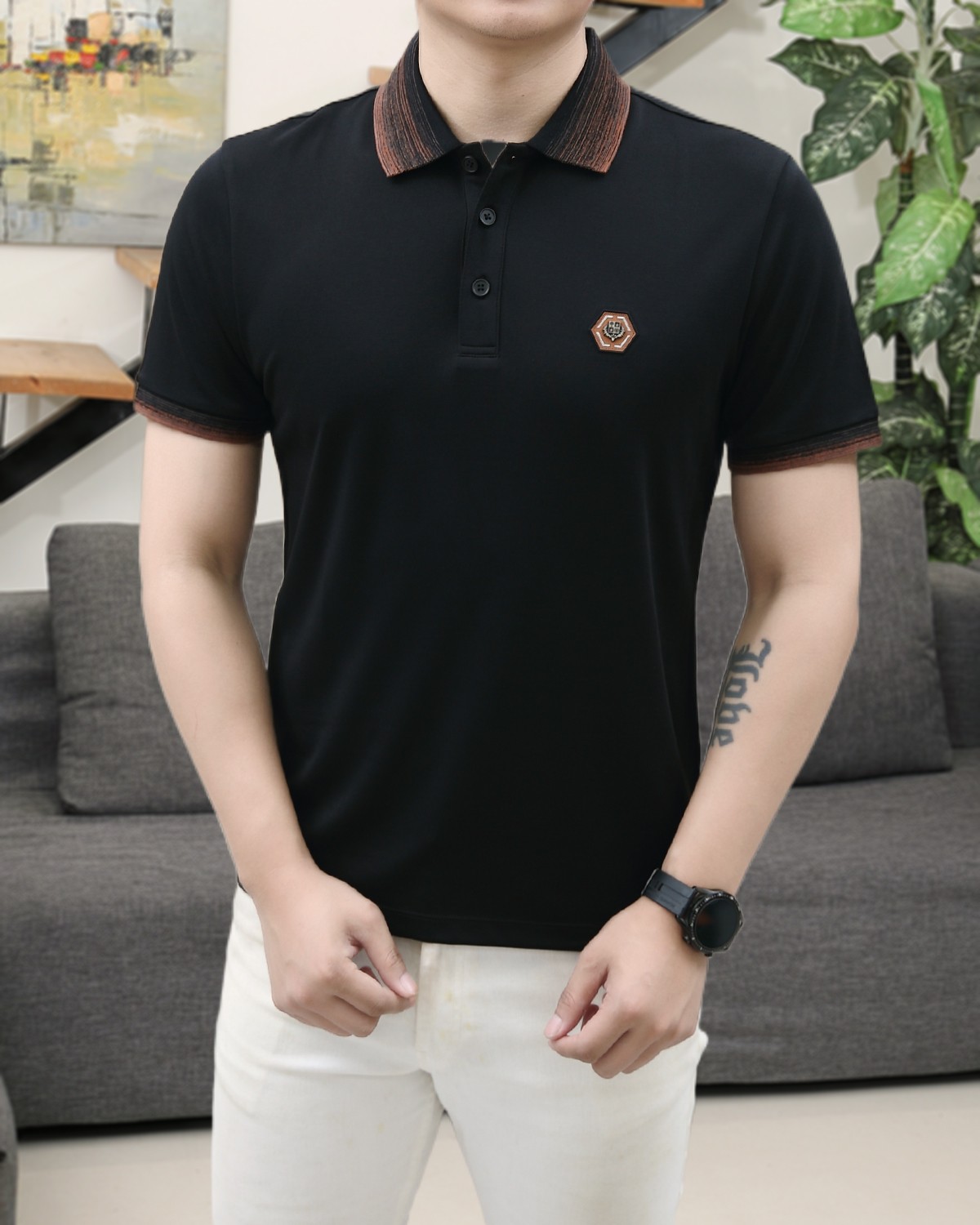 NO:140796,LP cotton embroidery POLO shirt fabric selection: Use bead-ground mesh fabric cotton fabric, double rib knitting technology to form a honeycomb-like three-dimensional texture with alternating concave and convex surface, and a fine mesh structure to enhance its breathability. The cotton yarn raw material retains its natural skin-friendly nature, removes short fiber impurities through combing process, improves the smoothness of the fabric, and also has the advantages of wear-resistant, wrinkle-resistant, crisp and stylish. Crafts and details The joints of the neckline and the body are reinforced by three-needle and five-wire edge-copying technology to prevent deformation. The buttons are opened, the buttons are manually polished and polished, and the holes are wrapped with silk thread, which is not easy to fall off. The chest is embroidered with classic letter logos, making it more fashionable and brand recognition. Size M-3XL,,loro piano,alexander wang19860909LP 棉质刺绣POLO衫 面料选择: 选用珠地网眼布棉质面料打造,采用双罗纹针织工艺,形成凹凸交替的蜂巢状立体纹理,表面分布细密的网眼结构,增强其透气性.棉纱原料保留了天然的亲肤性,通过精梳工艺去除了短纤维杂质,提升面料平滑度,还有耐磨抗皱,挺括有型等优点. 工艺与细节 领口与衣身接缝处运用三针五线拷边工艺加固,防止变形.纽扣开襟,扣子手工打磨抛光,孔位用丝线缠绕,不易脱落.胸口饰以典藏字母徽标刺绣,使其更具时尚性和品牌辨识度. 尺码M-3XL,,loro piana,alexander wang,Men's clothing