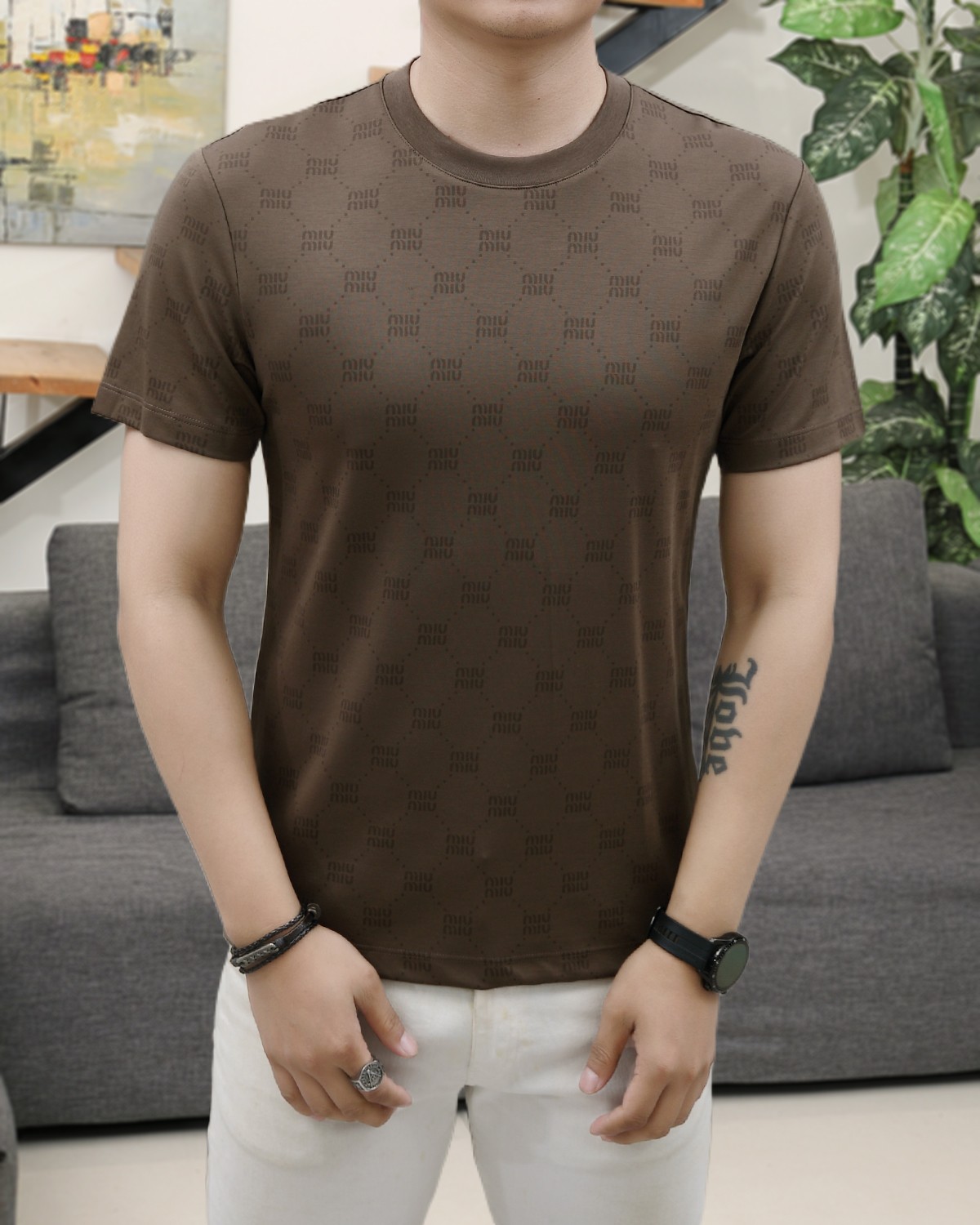 NO:146622,Miumiu New Summer Model!  Fashionable and casual round neck short-sleeved fashion item design, more fashionable and comfortable, high-standard customization, very stylish upper body, luxurious and classic LOGO pattern on the chest, customer-supplied auxiliary materials, imported high-end custom fabrics with very delicate texture, exquisite details and exquisite craftsmanship, extremely shaping item, can be matched with any fashion, super good style, a must-have item for trendy men. Counter code: M-3XL, shipped on the same day!  ,miumiu,T-shirt,alexander wang19860909miumiu 夏季新款！时尚休闲圆领短袖时尚单品设计,更加时尚舒适,高标准定制,上身非常有型,胸前奢华经典LOGO图案 客供辅料,客供进口高档定制面料质感非常细腻,细节工艺精湛考究,塑造性极高的一款单品,任何时装都可以搭配,版型超级好 潮男必备单品 专柜码:M-3XL,当天出货！,,miumiu,T-shirt,alexander wang,Men's clothing