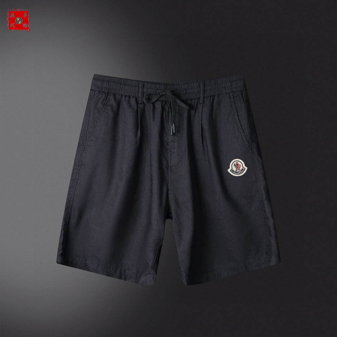 NO:153734,25SS new MON linen-blend fabric casual shorts, men's felt embroidered with Velcro pocket embellishment, five-point linen pants. The MON family is very popular, high specifications, and high-value products. It is strictly selected for natural linen fiber blending, soft and breathable. The iconic felt logo embellishment, Velcro flip pocket design behind it, simple and high-end urban temperament style. The upper body style without dead corners, its excellent matching ability is undoubtedly low-key and luxurious, a must-have for handsome men!  It is still as high-end as ever, with a loose and unrestrained casual style, classic embroidered logo elements, and iconic embroidered letter patterns. The Velcro flip pocket design behind it is super outstanding, highlighting MON's understanding of fashion and perfectly controlling various outfit needs. The linen blend material is selected, and after multiple special craftsmanship, it perfectly maintains its comfort and texture beauty. The texture structure restores the natural pure and simple nature of linen, light and soft, quite durable, low-key and elegant, full of artistic conception. It has excellent breathability and moisture absorption, and is particularly comfortable in skin-friendly. Size 29-38 Color blue black white, shorts, alexander wang1986090925SS新款MON亚麻混纺面料休闲短裤,男士毛毡刺绣徽标点缀魔术贴口袋装饰五分麻裤.MON家族高人气,高规格,高价值产物,严选天然亚麻纤维混纺,柔软透气.标志性毛毡徽标点缀,背后魔术贴翻盖口袋设计,简约高级的都市气质风范.无死角的上身版型,其出色的搭配能力毋庸置疑,低调奢华品质感,型男必备！ 还是一如既往的高端,宽松无束缚的休闲版型,经典的刺绣徽标元素刻画,标志性刺绣字母图案点缀.背后魔术贴翻盖口袋设计,其品牌性能更是超级的出彩到位,凸显出MON对于时尚对于穿搭的理解,完美驾驭各种穿搭需求. 选用亚麻混纺材质,经过多道特殊工艺的洗礼,完美的保持了它的舒适感与肌理美感.纹理构造还原了亚麻自然纯粹与质朴的本性,轻盈柔软,相当耐看,低调儒雅,意境十足.透气性与吸湿性极佳,亲肤感尤为舒适.尺码29-38颜色蓝色 黑色 白色,,shorts,alexander wang,Men's clothing