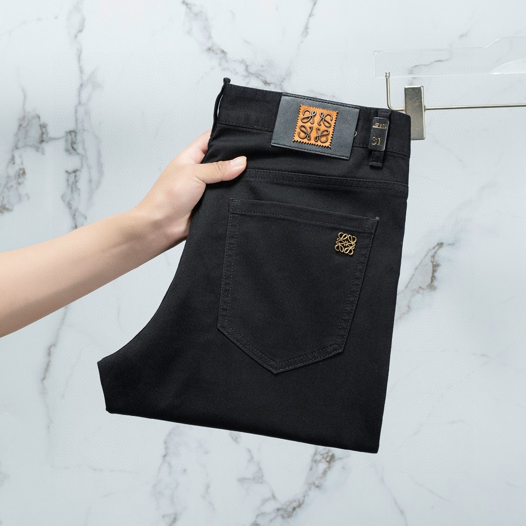 NO:153746,Luo Yiwei's official counter is available simultaneously, original singles, super stylish jeans, customized original washing denim fabric, unique design, top-grade printing craft letter pattern logo, original hardware and auxiliary decoration, extremely top-notch jeans, the materials and craftsmanship are extremely luxurious and exquisite, the grade is extremely high, the upper body is handsome and stylish, recommended, number 29-38, loewe, jeans, alexander wang19860909罗意威 官网专柜同步有售,原单狠货,超级有范儿的一款牛仔裤,定制原版水洗牛仔面料,独特设计,顶级印花工艺字母图案logo,原版五金辅料装饰,极为翘楚的一款牛仔裤,用料与工艺都极致奢华精湛,档次极高,上身帅气有型,推荐,码数29—38,,loewe,jeans,alexander wang,Men's clothing