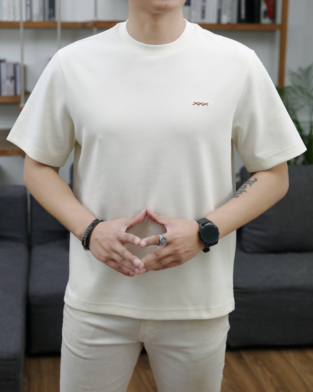 NO:153754,Jenia 2025 summer new product fashionable round neck short sleeves are made of high-end Yuchan silk fabric. The classic round neck style is unique and cool. The luxurious classic jacquard logo design is versatile. Adhering to the traditional fashion charm of the big brand, the unique line design exudes a strong British style, which is very modern and inherits the traditional concept. The precious fabric is smoother, the feel is soft, comfortable and breathable. The exquisite craftsmanship and three-dimensional tailoring style bring texture enjoyment. The counter size M-3XL was shipped on the same day!  ,zegna,T-shirt,alexander wang19860909杰尼亚 2025夏季新品时尚圆领短袖采用高档玉婵丝面料 经典圆领款式独特又清凉 奢华经典提花logo设计百搭气质 秉承大牌的传统时尚魅力,独有的线条设计散发着浓郁的英伦风情,极具现代感亦承袭了传统理念.珍贵面料更加光滑,手感柔顺舒适透气 精湛工艺,立体剪裁风格带来质感享受.专柜尺码M-3XL,当天出货！,,zegna,T-shirt,alexander wang,Men's clothing