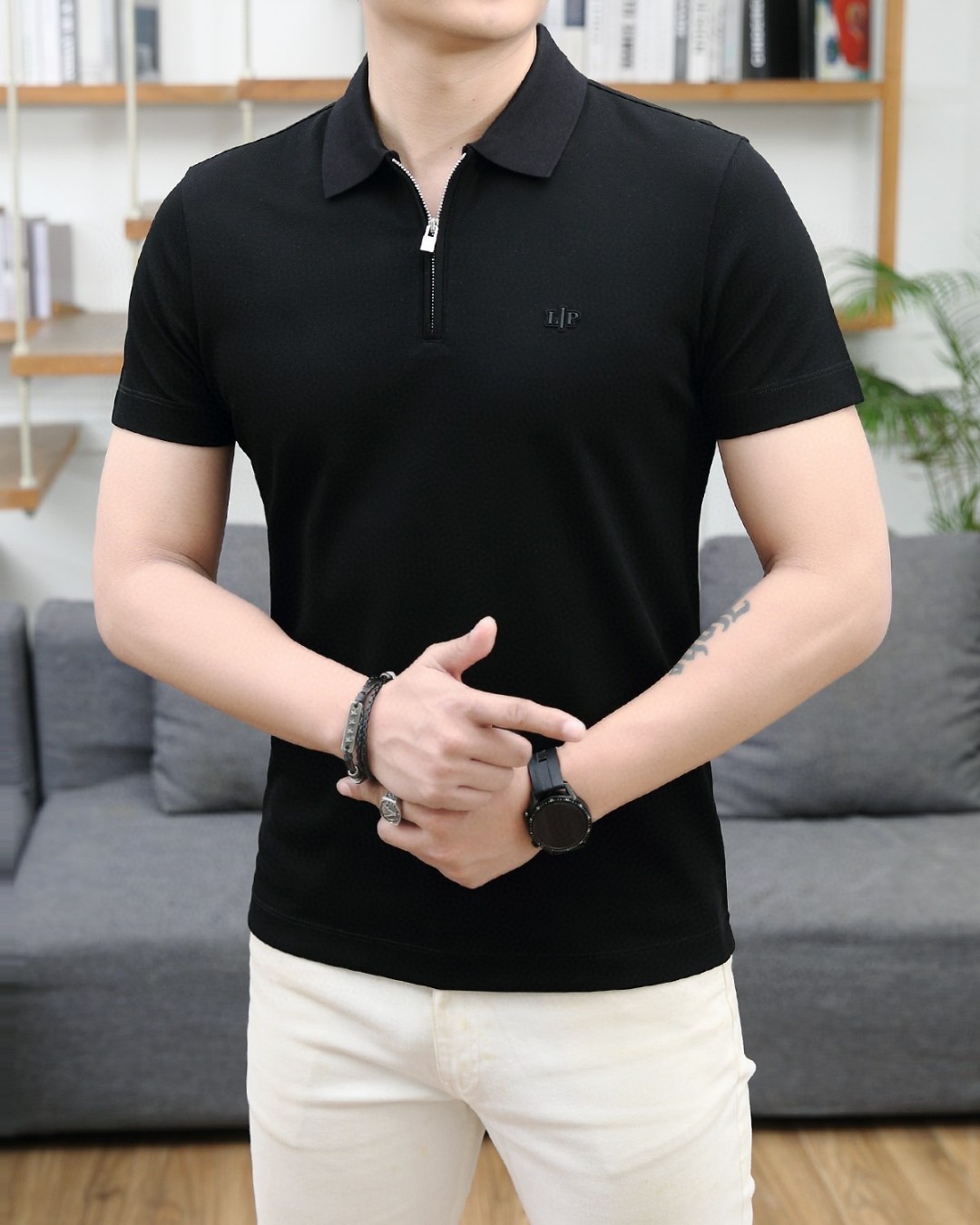 NO:153742,The new LP spring and summer models are coming~~ Recommended by old money and upstarts!  Today I recommend his versatile classic POLO shirt!  Classic styles every year. A style that can be matched well for business commuting. Chest logo embroidery, classic three-pin buckle, details of the turtle back, inner logo, a combination of style. There is no excessive decoration and embellishment. The fabric is exquisite and easy to match as the overall design. The fabric is made of customer-supplied woven. Mercerized bead floor fabric, skin-friendly and breathable. At the same time, the fabric is very backbone, the upper body is crisp and stylish, and the hardware and auxiliary materials are all in full. Color Black and white. Number M-3XL. Try on 172-wearing L slim feel, loro piano, alexander wang19860909LP 春夏新款来袭～～老钱新贵推荐！今天推荐他家百搭经典POLO衫 ！年年经典款式 商务通勤都能很好搭配的一款 .胸口标志刺绣 经典三粒扣 龟背的细节 内里标志 合体的版型.没有过多的装饰点缀 以版型面料考究易于搭配 作为整体设计 面料采用客供定织 丝光珠地面料,亲肤透气同时,面料很有骨干,上身挺括有型,五金辅料全品相 颜色 黑色 白色 码数M-3XL 试穿172-穿L修身感,,loro piana,alexander wang,Men's clothing