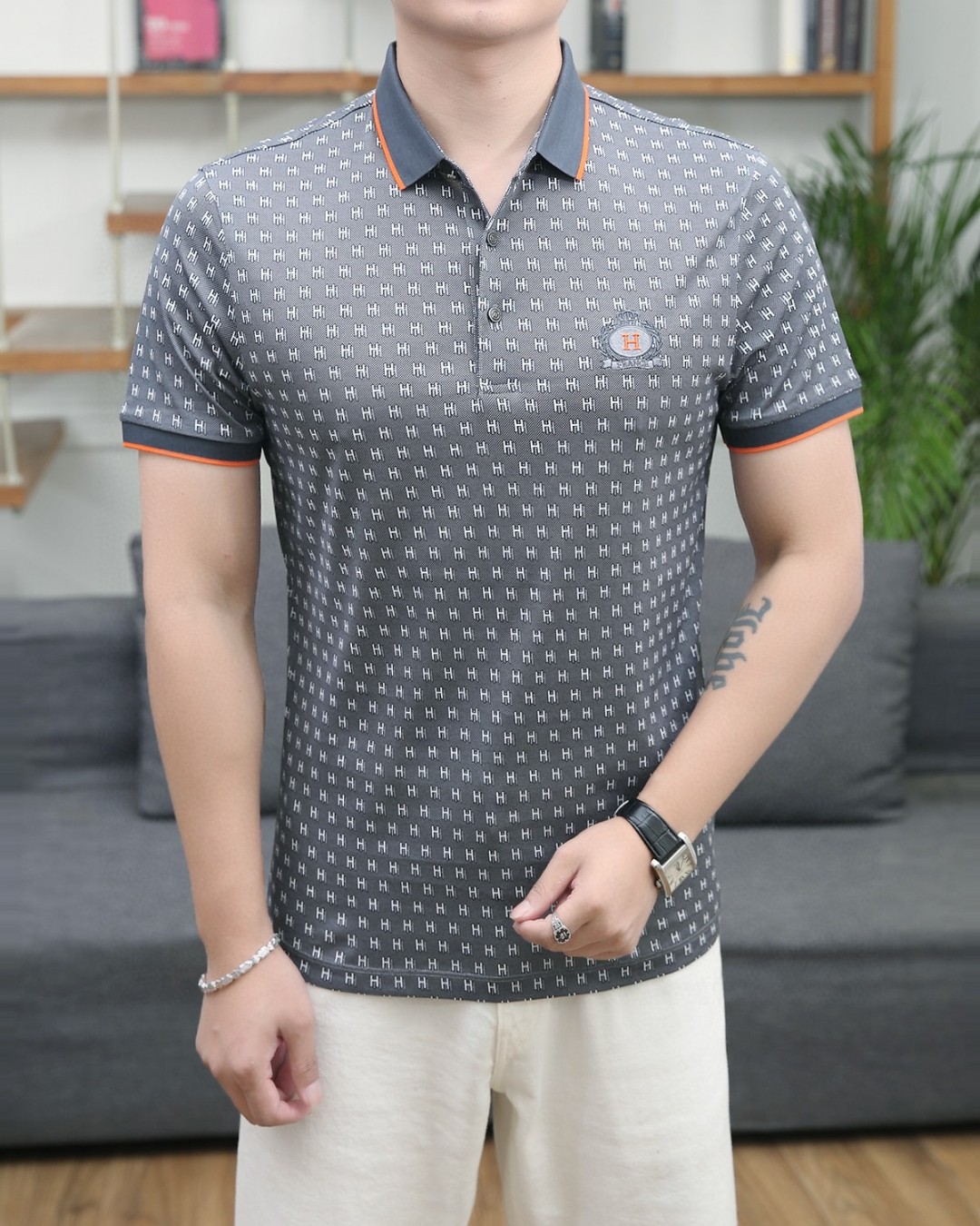 NO:153810,[Hermes] Counter 1:1 original single-stock imports imported fabrics. The world's top high-quality short-sleeved Polo shirt T-shirts are simple and fashionable, calm and versatile, atmospheric and elegant, extremely comfortable and experienced. The highest-end fabrics in all T-shirts are bright in color and extremely smooth in touch. The touch is delicate and not easy to wrinkle. Luxurious, noble, crisp and stylish lock needles, high-density sewing, and all details are meticulous!  Every man must have this life worth owning. M-3XL wearable 190, hermes, T-shirt, tees, t-shirt, alexander wang19860909【爱马仕】专柜1:1原单货进仓 进口面料全球顶级高质量短袖Polo衫T恤,简约时尚,从容百搭,大气优雅极度舒适体验所有T恤中最高端面料色泽鲜艳极致顺滑触感细腻不易起皱奢华高贵挺括有型锁针、高密度缝制,一切的细节处理一丝不苟！每男必备款这一生值得拥有.M-3XL可穿190,,hermes,T-shirt,tees，t-shirt,alexander wang,Men's clothing