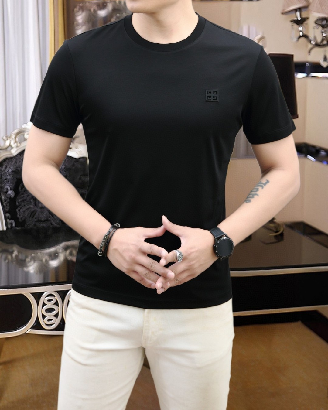 NO:153892,Givenchy's new summer 2025 fashionable round neck short sleeves are made of high-end Yuchan silk fabric. The classic round neck style is unique and cool. The luxurious classic jacquard logo design is versatile. Adhering to the traditional fashion charm of the big brand, the unique line design exudes a strong British style, which is very modern and inherits the traditional concept. The precious fabric is smoother, the feel is soft, comfortable and breathable. The exquisite craftsmanship and three-dimensional tailoring style bring texture enjoyment. The counter size M-3XL was shipped on the same day!  ,,givenchy,T-shirt,alexander wang19860909纪梵希 2025夏季新品时尚圆领短袖采用高档玉婵丝面料 经典圆领款式独特又清凉 奢华经典提花logo设计百搭气质 秉承大牌的传统时尚魅力,独有的线条设计散发着浓郁的英伦风情,极具现代感亦承袭了传统理念.珍贵面料更加光滑,手感柔顺舒适透气 精湛工艺,立体剪裁风格带来质感享受.专柜尺码M-3XL,当天出货！,,givenchy,T-shirt,alexander wang,Men's clothing