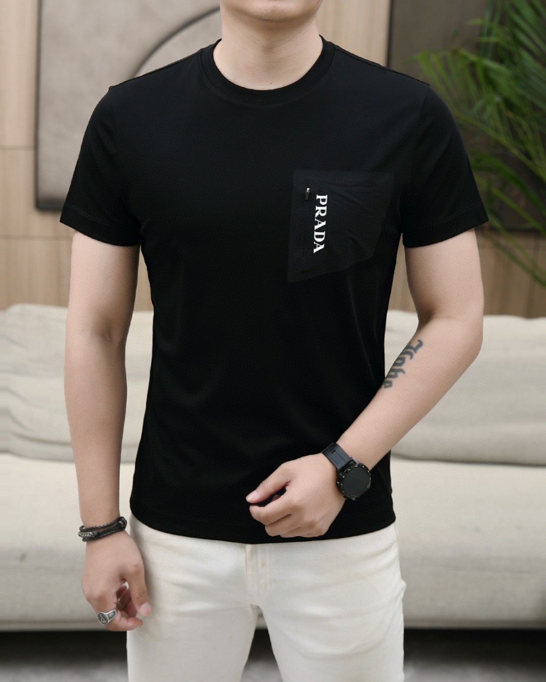 NO:153780,Prada 2025 summer new product fashionable round neck short sleeves are made of high-end Yuchan silk fabric. The classic round neck style is unique and cool. The luxurious classic jacquard logo design is versatile. Adhering to the traditional fashion charm of big brands, the unique line design exudes a strong British style, which is very modern and inherits the traditional concept. The precious fabric is smoother, the feel is soft, comfortable and breathable. The exquisite craftsmanship and three-dimensional tailoring style bring texture enjoyment. The counter size M-3XL was shipped on the same day!  ,,prada,T-shirt,alexander wang19860909普拉达 2025夏季新品时尚圆领短袖采用高档玉婵丝面料 经典圆领款式独特又清凉 奢华经典提花logo设计百搭气质 秉承大牌的传统时尚魅力,独有的线条设计散发着浓郁的英伦风情,极具现代感亦承袭了传统理念.珍贵面料更加光滑,手感柔顺舒适透气 精湛工艺,立体剪裁风格带来质感享受.专柜尺码M-3XL,当天出货！,,prada,T-shirt,alexander wang,Men's clothing