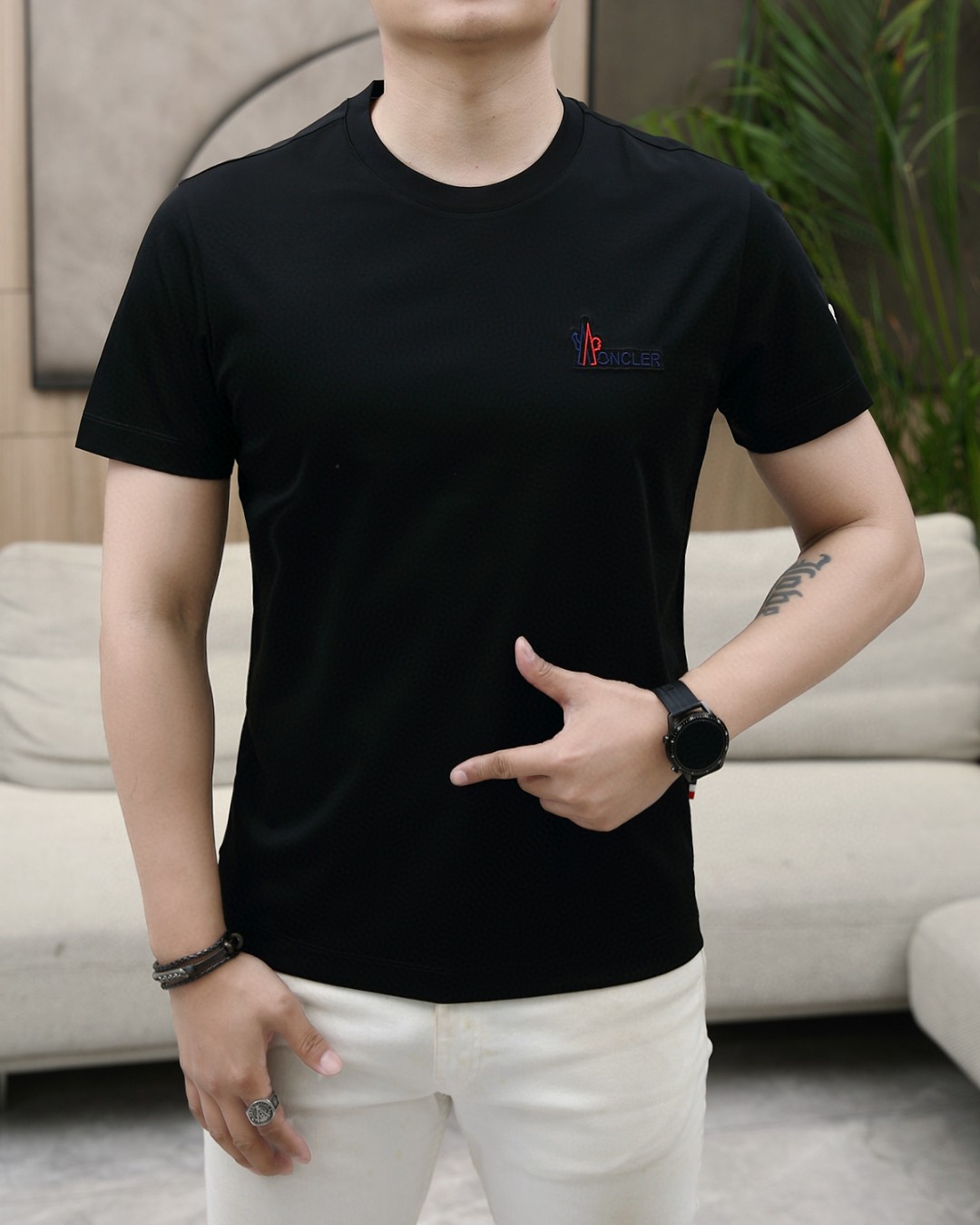 NO:153785,The new summer 2025 new product fashionable round neck short sleeves are made of high-end Yuchan silk fabric. The classic round neck style is unique and cool. The luxurious classic jacquard logo design is versatile. Adhering to the traditional fashion charm of the big brand, the unique line design exudes a strong British style, which is very modern and inherits the traditional concept. The precious fabric is smoother, the feel is soft, comfortable and breathable. The exquisite craftsmanship and three-dimensional tailoring style bring texture enjoyment. The counter size M-3XL was shipped on the same day!  , Moncler, T-shirt, alexander wang19860909蒙口 2025夏季新品时尚圆领短袖采用高档玉婵丝面料 经典圆领款式独特又清凉 奢华经典提花logo设计百搭气质 秉承大牌的传统时尚魅力,独有的线条设计散发着浓郁的英伦风情,极具现代感亦承袭了传统理念.珍贵面料更加光滑,手感柔顺舒适透气 精湛工艺,立体剪裁风格带来质感享受.专柜尺码M-3XL,当天出货！,,Moncler,T-shirt,alexander wang,Men's clothing