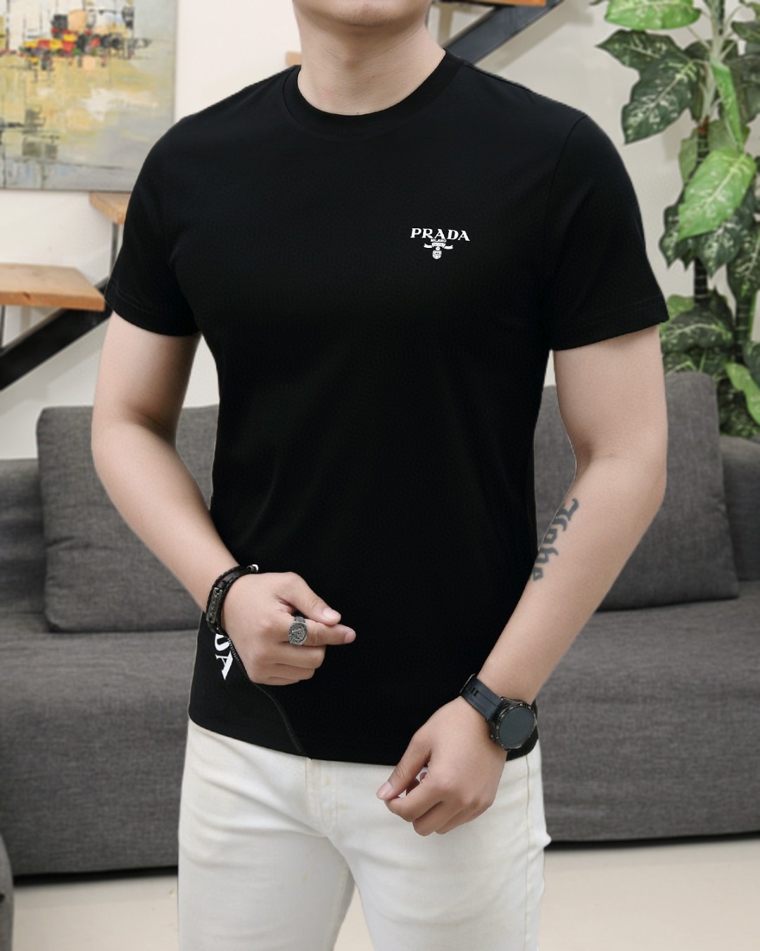 NO:153791,Prada 2025 summer new product fashionable round neck short sleeves are made of high-end Yuchan silk fabric. The classic round neck style is unique and cool. The luxurious classic jacquard logo design is versatile. Adhering to the traditional fashion charm of big brands, the unique line design exudes a strong British style, which is very modern and inherits the traditional concept. The precious fabric is smoother, the feel is soft, comfortable and breathable. The exquisite craftsmanship and three-dimensional tailoring style bring texture enjoyment. The counter size M-3XL was shipped on the same day!  ,,prada,T-shirt,alexander wang19860909普拉达 2025夏季新品时尚圆领短袖采用高档玉婵丝面料 经典圆领款式独特又清凉 奢华经典提花logo设计百搭气质 秉承大牌的传统时尚魅力,独有的线条设计散发着浓郁的英伦风情,极具现代感亦承袭了传统理念.珍贵面料更加光滑,手感柔顺舒适透气 精湛工艺,立体剪裁风格带来质感享受.专柜尺码M-3XL,当天出货！,,prada,T-shirt,alexander wang,Men's clothing