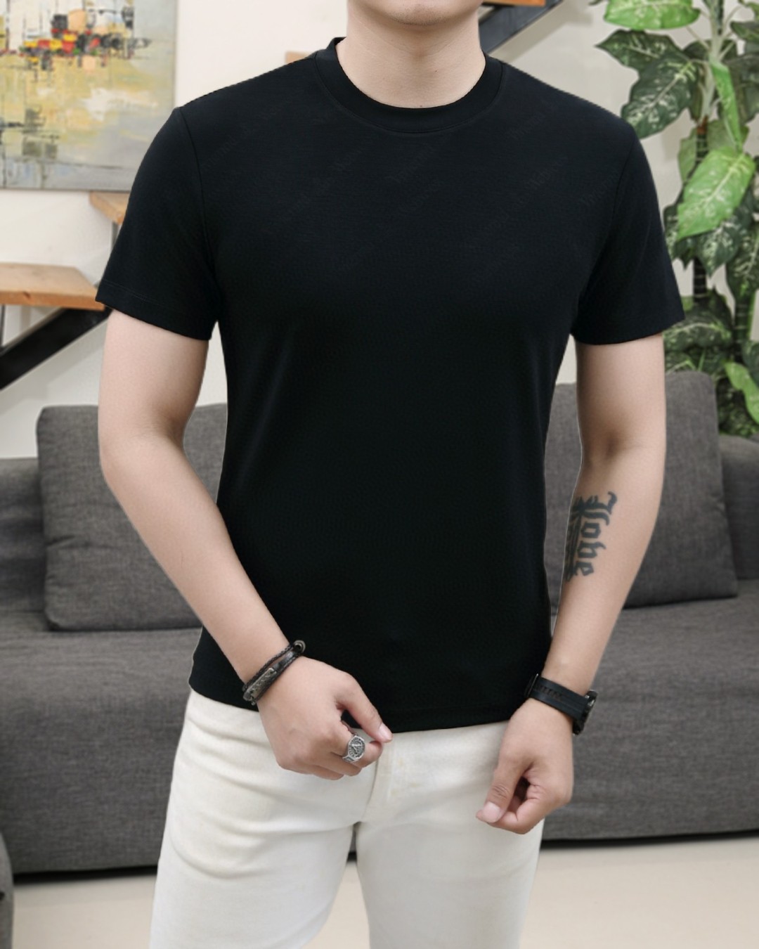 NO:153797,The new fashion round neck short sleeves of the Queen Mother of the 2025 summer are made of high-end Yuchan silk fabrics. The classic round neck style is unique and cool. The luxurious classic jacquard logo design is versatile. Adhering to the traditional fashion charm of the big brand, the unique line design exudes a strong British style, which is very modern and inherits the traditional concept. The precious fabric is smoother, the feel is soft, comfortable and breathable. The exquisite craftsmanship and three-dimensional tailoring style bring texture enjoyment. The counter size M-3XL was shipped on the same day!  ,T-shirt,alexander wang19860909西太后 2025夏季新品时尚圆领短袖采用高档玉婵丝面料 经典圆领款式独特又清凉 奢华经典提花logo设计百搭气质 秉承大牌的传统时尚魅力,独有的线条设计散发着浓郁的英伦风情,极具现代感亦承袭了传统理念.珍贵面料更加光滑,手感柔顺舒适透气 精湛工艺,立体剪裁风格带来质感享受.专柜尺码M-3XL,当天出货！,,T-shirt,alexander wang,Men's clothing