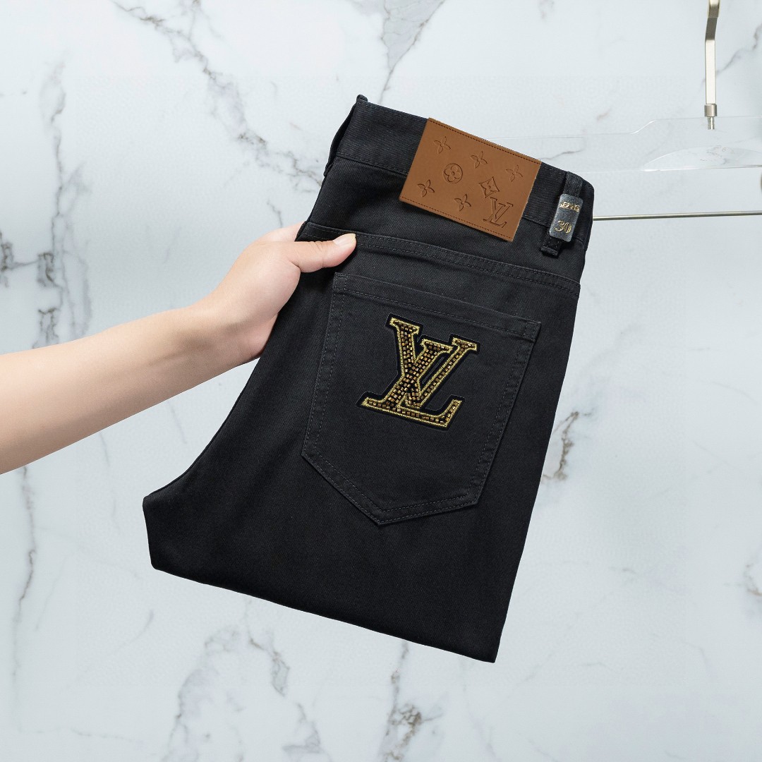 NO:153913,Lv official website counter is available simultaneously, original singles, super stylish jeans, customized original washing denim fabric, unique design, top-grade craft letter pattern logo, original hardware and auxiliary decoration, extremely superior jeans, the materials and craftsmanship are extremely luxurious and exquisite, extremely high-end, handsome and stylish, recommended, digits 29-38,, louis vuitton, jeans, alexander wang19860909Lv 官网专柜同步有售,原单狠货,超级有范儿的一款牛仔裤,定制原版水洗牛仔面料,独特设计,顶级工艺字母图案logo,原版五金辅料装饰,极为翘楚的一款牛仔裤,用料与工艺都极致奢华精湛,档次极高,上身帅气有型,推荐,码数29—38,,louis vuitton,jeans,alexander wang,Men's clothing