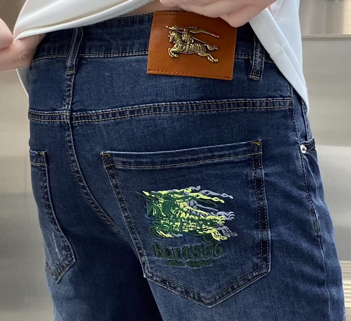 NO:432966,Burberry men's jeans original original cloth original wash water!  Imported original wash elastic fabrics, complex handicrafts superimposed, any wash process will become a completely different color effect after a few more seconds, so it is more precious, especially long-lasting and odor-resistant... Use the best tannin elastic texture, genuine leather leather cards, high-quality metal accessories... to create a unique and original jeans style!  Original hardware accessories, super positive style, comfortable and breathable, extremely high grade, counter quality, and handsome upper body. Number of codes 29-38, burberry, jeans, alexander wang19860909巴宝莉 男士牛仔裤原厂原布原洗水！进口原版水洗弹力面料,复杂的手工艺叠加,任何一个洗水环节多停留几秒都会变成完全不一样的颜色效果,所以越加珍贵,特别持久、耐味…… 选用上乘的丹宁弹力质感,真皮皮牌、高定的金属辅料……打造出独特及原创的牛仔裤款型！原版五金辅料,版型超正,舒适透气,档次极高,专柜品质,上身帅气十足. 码数29-38,,burberry,jeans,alexander wang,Men's clothing