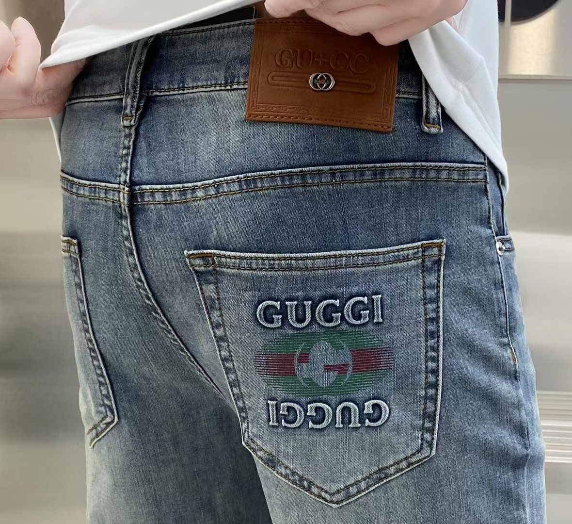 NO:153874,Gucci official counter is available at the same time, original singles are ruthless, super stylish jeans, customized original washing denim fabric, unique design, top-grade craft letter pattern logo, original hardware and auxiliary decoration, extremely top-notch jeans, the materials and craftsmanship are extremely luxurious and exquisite, the grade is extremely high, the upper body is handsome and stylish, recommended, digits 29-38, gucci, jeans, alexander wang19860909古驰 官网专柜同步有售,原单狠货,超级有范儿的一款牛仔裤,定制原版水洗牛仔面料,独特设计,顶级工艺字母图案logo,原版五金辅料装饰,极为翘楚的一款牛仔裤,用料与工艺都极致奢华精湛,档次极高,上身帅气有型,推荐,码数29—38,,gucci,jeans,alexander wang,Men's clothing