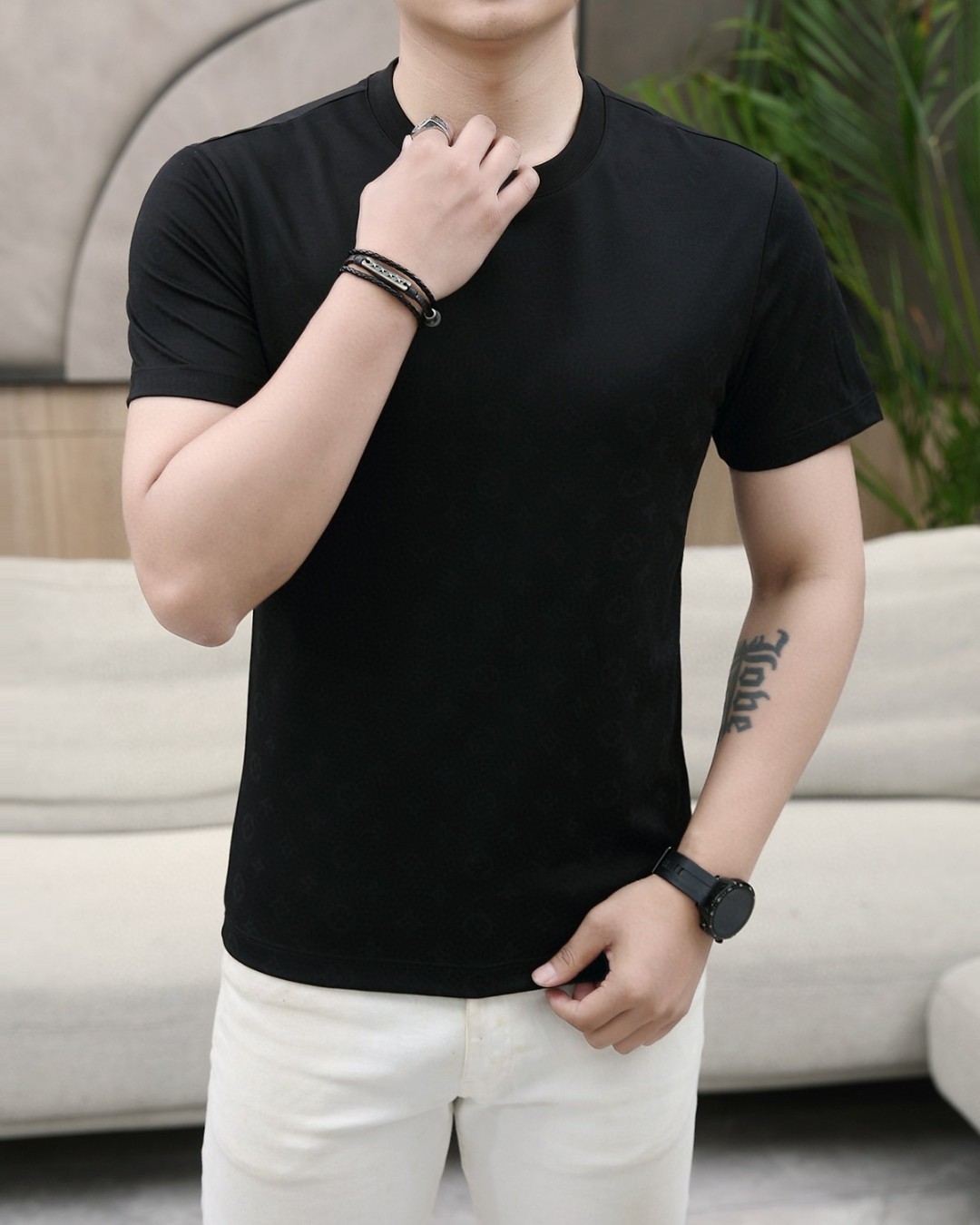 NO:153907,Lv 2025 summer new product fashionable round neck short sleeves are made of high-end Yuchan silk fabric. The classic round neck style is unique and cool. The luxurious classic jacquard logo design is versatile. Adhering to the traditional fashion charm of the big brand, the unique line design exudes a strong British style, which is very modern and inherits the traditional concept. The precious fabric is smoother, the feel is soft, comfortable and breathable. The exquisite craftsmanship and three-dimensional tailoring style bring texture enjoyment. The counter size M-3XL was shipped on the same day!  ,,louis vuitton,T-shirt,alexander wang19860909Lv 2025夏季新品时尚圆领短袖采用高档玉婵丝面料 经典圆领款式独特又清凉 奢华经典提花logo设计百搭气质 秉承大牌的传统时尚魅力,独有的线条设计散发着浓郁的英伦风情,极具现代感亦承袭了传统理念.珍贵面料更加光滑,手感柔顺舒适透气 精湛工艺,立体剪裁风格带来质感享受.专柜尺码M-3XL,当天出货！,,louis vuitton,T-shirt,alexander wang,Men's clothing