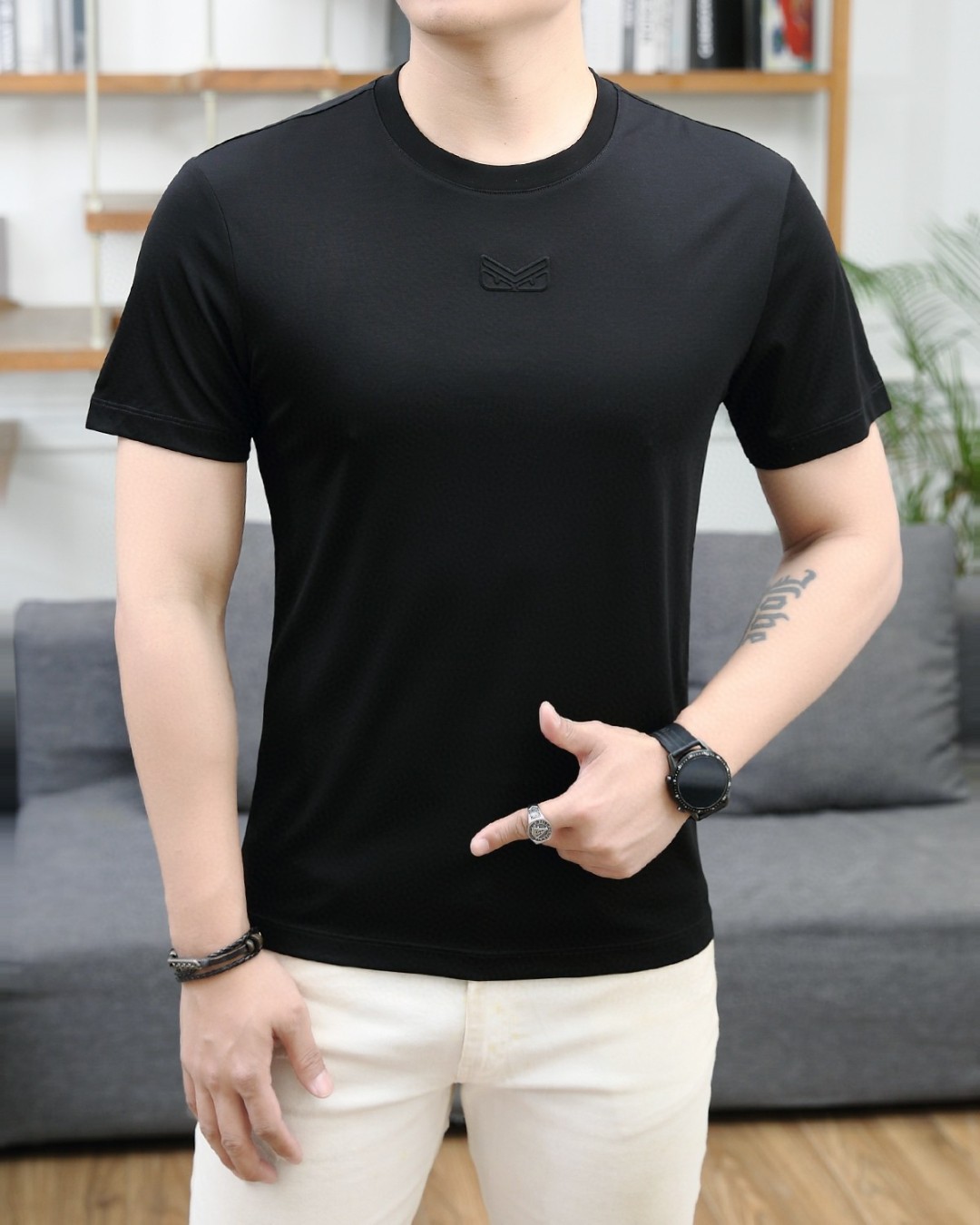 NO:158931,Fendi 2025 summer new product fashionable round neck short sleeves are made of high-end Yuchan silk fabric. The classic round neck style is unique and cool. The luxurious classic jacquard logo design is versatile. Adhering to the traditional fashion charm of the big brand, the unique line design exudes a strong British style, which is very modern and inherits the traditional concept. The precious fabric is smoother, soft, comfortable and breathable. The exquisite craftsmanship and three-dimensional tailoring style bring texture enjoyment. The counter size M-3XL was shipped on the same day!  ,fendi,T-shirt,alexander wang19860909芬迪 2025夏季新品时尚圆领短袖采用高档玉婵丝面料 经典圆领款式独特又清凉 奢华经典提花logo设计百搭气质 秉承大牌的传统时尚魅力,独有的线条设计散发着浓郁的英伦风情,极具现代感亦承袭了传统理念.珍贵面料更加光滑,手感柔顺舒适透气 精湛工艺,立体剪裁风格带来质感享受.专柜尺码M-3XL,当天出货！,,fendi,T-shirt,alexander wang,Men's clothing