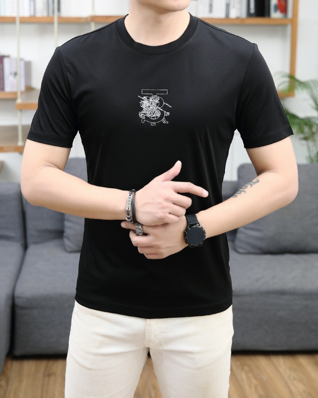 NO:158935,Burberry's new summer 2025 fashion round neck short sleeves are made of high-end Yuchan silk fabric. The classic round neck style is unique and cool. The luxurious classic jacquard logo design is versatile. Adhering to the traditional fashion charm of the big brand, the unique line design exudes a strong British style, which is very modern and inherits the traditional concept. The precious fabric is smoother, soft, comfortable and breathable. The exquisite craftsmanship and three-dimensional tailoring style bring texture enjoyment. The counter size M-3XL was shipped on the same day!  ,burberry,T-shirt,alexander wang19860909巴宝莉 2025夏季新品时尚圆领短袖采用高档玉婵丝面料 经典圆领款式独特又清凉 奢华经典提花logo设计百搭气质 秉承大牌的传统时尚魅力,独有的线条设计散发着浓郁的英伦风情,极具现代感亦承袭了传统理念.珍贵面料更加光滑,手感柔顺舒适透气 精湛工艺,立体剪裁风格带来质感享受.专柜尺码M-3XL,当天出货！,,burberry,T-shirt,alexander wang,Men's clothing