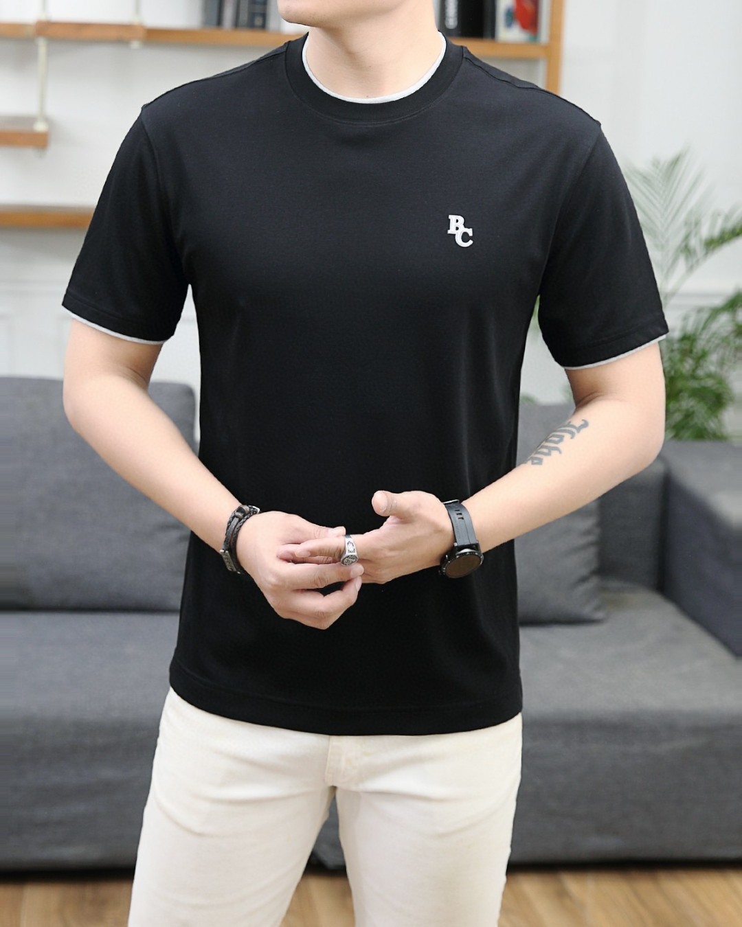 NO:158919,BC 2025 summer new product fashionable round neck short sleeves are made of high-end Yuchan silk fabric. The classic round neck style is unique and cool. The luxurious classic jacquard logo design is versatile. Adhering to the traditional fashion charm of the big brand, the unique line design exudes a strong British style, which is very modern and inherits the traditional concept. The precious fabric is smoother, the feel is soft, comfortable and breathable. The exquisite craftsmanship and three-dimensional tailoring style bring texture enjoyment. The counter size M-3XL was shipped on the same day!  ,T-shirt,alexander wang19860909BC 2025夏季新品时尚圆领短袖采用高档玉婵丝面料 经典圆领款式独特又清凉 奢华经典提花logo设计百搭气质 秉承大牌的传统时尚魅力,独有的线条设计散发着浓郁的英伦风情,极具现代感亦承袭了传统理念.珍贵面料更加光滑,手感柔顺舒适透气 精湛工艺,立体剪裁风格带来质感享受.专柜尺码M-3XL,当天出货！,,T-shirt,alexander wang,Men's clothing