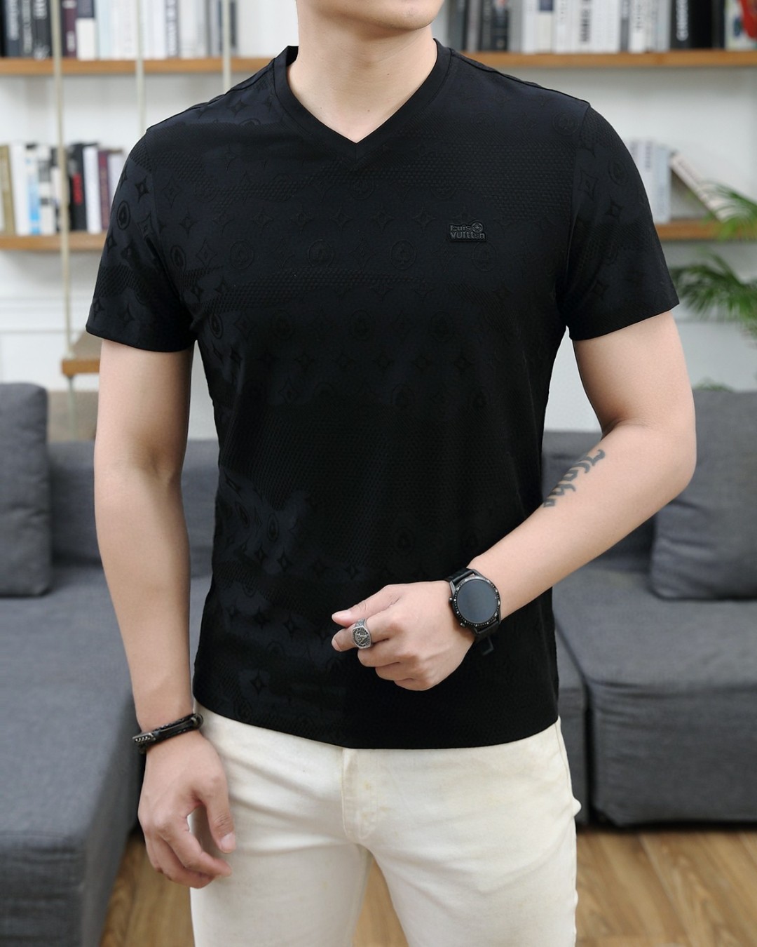 NO:158921,LV Louis Vuitton V-neck embroidered new Polo shirt Original fabric Original custom auxiliary materials Official same style Use jacquard fabric, customized same-cage dyed fabric, very comfortable and smooth, wide and stylish, first-line brand OEM factory imported Bellingda embroidery machine Full and textured embroidery without deformation after wearing for a long time The latest style in spring and summer Fashion and personality Super versatile and beautiful style It is very suitable for both men and women A must-have for everyone Color: Black and white Size M-3XL,,louis vuitton,louis vuitton,alexander wang19860909LV 路易威登 V领刺绣新款Polo衫 原版面料 原版订制辅料 官方同款 采用提花面料,定制 同缸染面料 手感非常舒服爽滑 版型挺阔有型 一线品牌代工厂出品 进口百灵达刺绣机器 刺绣饱满有质感 久穿不变形 春夏最新款式 时尚又个性 超级百搭好看的一款 男女都非常合适 人手必备款 颜色: 黑色 白色 尺码M-3XL,,louis vuitton,louis vuitton,alexander wang,Men's clothing