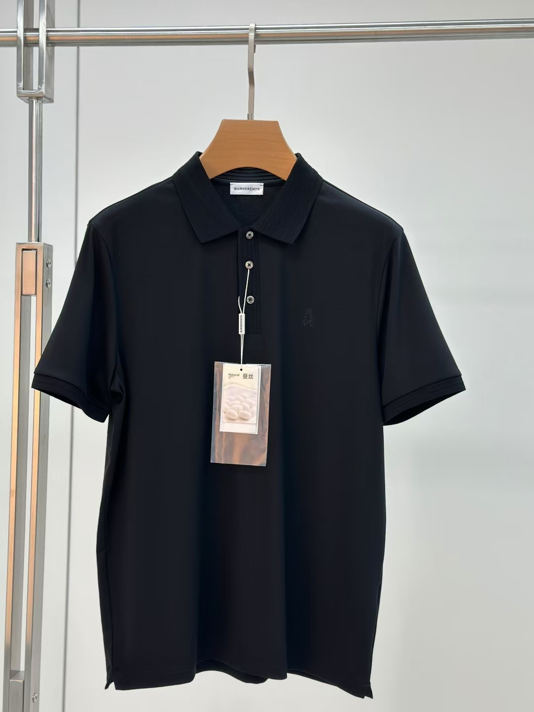 NO:466267,Armani's latest top-quality mulberry silk short-sleeved polo shirt lapel T-shirt in 2025 spring and summer counter, high-end customization and avant-garde design!  Heavy craft design, high-end customized fabric, soft feel, comfortable to wear, exquisite counter-level car line, fine workmanship, invincible and handsome upper body effect!  A must-have item for handsome men!  Number of code M-3XL (178 catties wear L slim fit, maximum wear 190 catties), Armani, T-shirt,tees, t-shirt,alexander wang19860909阿玛尼 2025春夏专柜最新款顶级桑蚕丝短袖polo衫翻领T恤 高端订制 设计前卫！重工艺设计 高端订制面料.手感柔软.穿着舒适.专柜级别精致车线.做工精细.上身效果无敌帅气！型男必备单品！码数M-3XL（178 斤穿L修身 最大穿190斤）,,armani,T-shirt,tees，t-shirt,alexander wang,Men's clothing