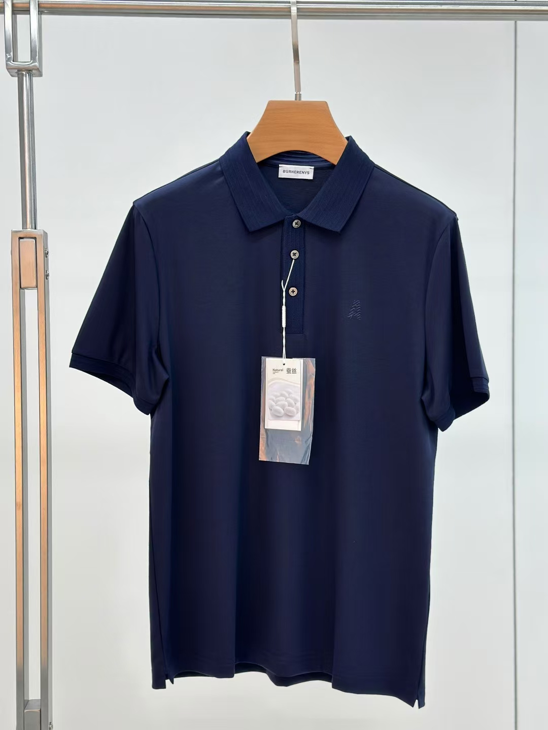 NO:466226,Armani's latest top-quality mulberry silk short-sleeved polo shirt lapel T-shirt in 2025 spring and summer counter, high-end customization and avant-garde design!  Heavy craft design, high-end customized fabric, soft feel, comfortable to wear, exquisite counter-level car line, fine workmanship, invincible and handsome upper body effect!  A must-have item for handsome men!  Number of code M-3XL (178 catties wear L slim fit, maximum wear 190 catties), Armani, T-shirt,tees, t-shirt,alexander wang19860909阿玛尼 2025春夏专柜最新款顶级桑蚕丝短袖polo衫翻领T恤 高端订制 设计前卫！重工艺设计 高端订制面料.手感柔软.穿着舒适.专柜级别精致车线.做工精细.上身效果无敌帅气！型男必备单品！码数M-3XL（178 斤穿L修身 最大穿190斤）,,armani,T-shirt,tees，t-shirt,alexander wang,Men's clothing