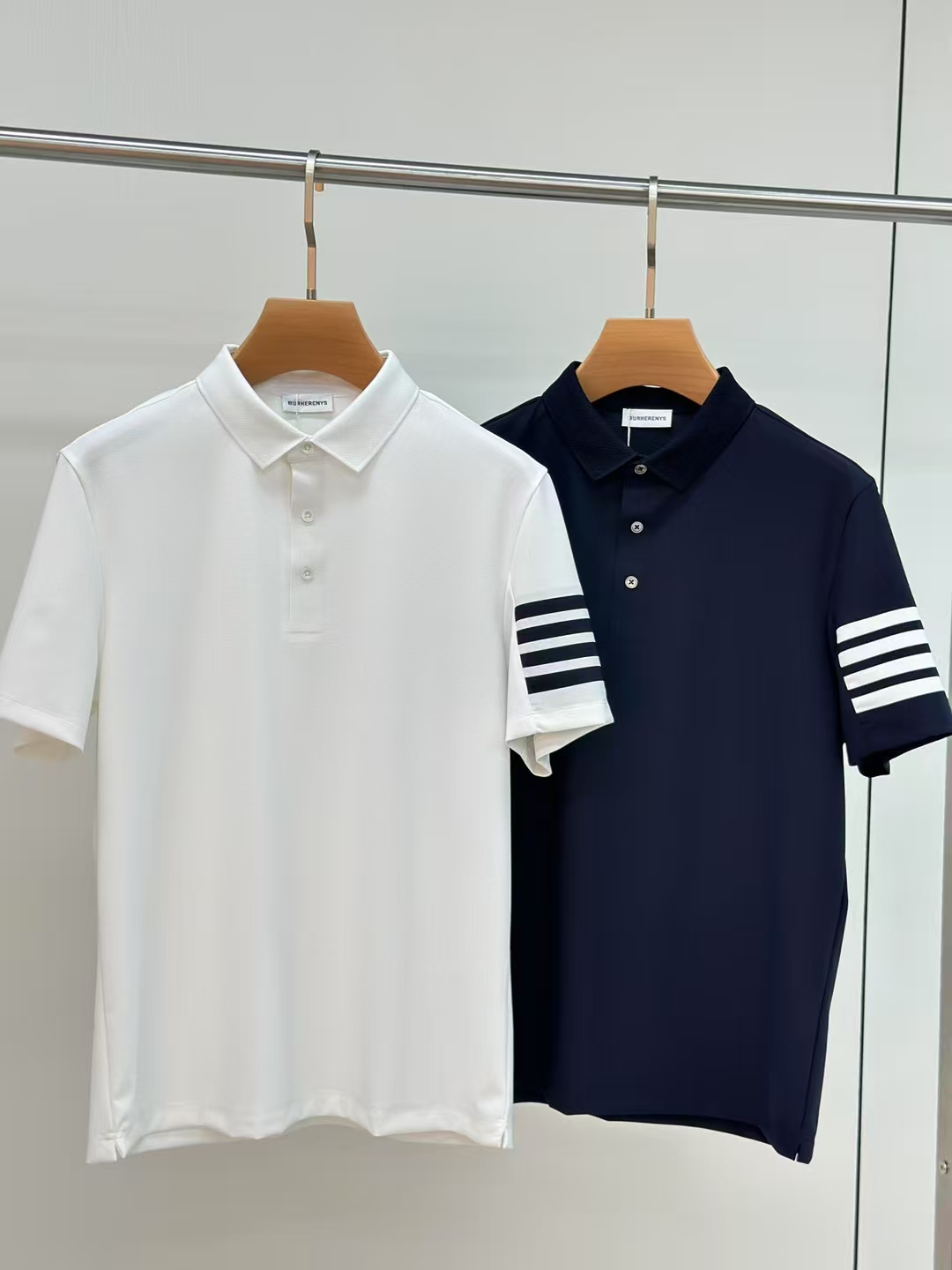 NO:466218,TB 2025 spring and summer counter latest top-grade mulberry silk short-sleeved polo shirt lapel T-shirt high-end customization and avant-garde design!  Heavy craft design, high-end customized fabric, soft feel, comfortable to wear, exquisite counter-level car line, fine workmanship, invincible and handsome upper body effect!  A must-have item for handsome men!  Number of size M-3XL (178 catties wear L slim fit, maximum wear 190 catties), T-shirt,tees, t-shirt,alexander wang19860909TB 2025春夏专柜最新款顶级桑蚕丝短袖polo衫翻领T恤 高端订制 设计前卫！重工艺设计 高端订制面料.手感柔软.穿着舒适.专柜级别精致车线.做工精细.上身效果无敌帅气！型男必备单品！码数M-3XL（178 斤穿L修身 最大穿190斤）,,T-shirt,tees，t-shirt,alexander wang,Men's clothing