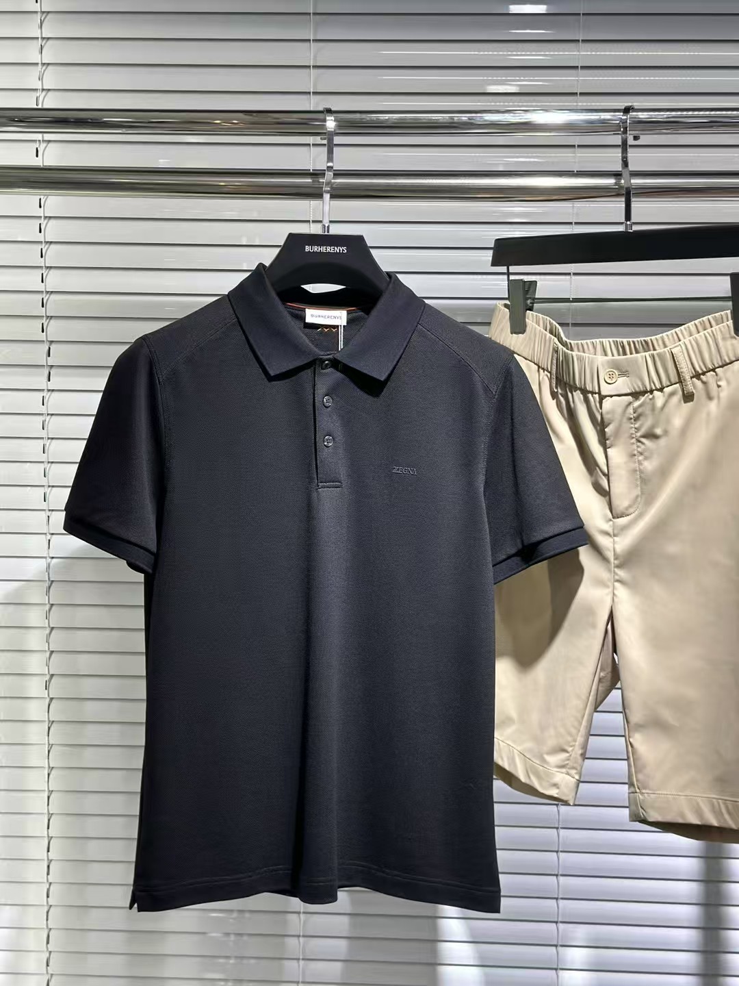 NO:453700,Jenia's latest top-quality mulberry silk short-sleeved polo shirt lapel T-shirt in 2025 spring and summer counter, high-end customization and avant-garde design!  Heavy craft design, high-end customized fabric, soft feel, comfortable to wear, exquisite counter-level car line, fine workmanship, invincible and handsome upper body effect!  A must-have item for handsome men!  Number of code M-3XL (178 140 catties wear L slim fit maximum wear 190 catties), zegna, T-shirt,tees, t-shirt,alexander wang19860909杰尼亚 2025春夏专柜最新款顶级桑蚕丝短袖polo衫翻领T恤 高端订制 设计前卫！重工艺设计 高端订制面料.手感柔软.穿着舒适.专柜级别精致车线.做工精细.上身效果无敌帅气！型男必备单品！码数M-3XL（178 140斤穿L修身 最大穿190斤）,,zegna,T-shirt,tees，t-shirt,alexander wang,Men's clothing