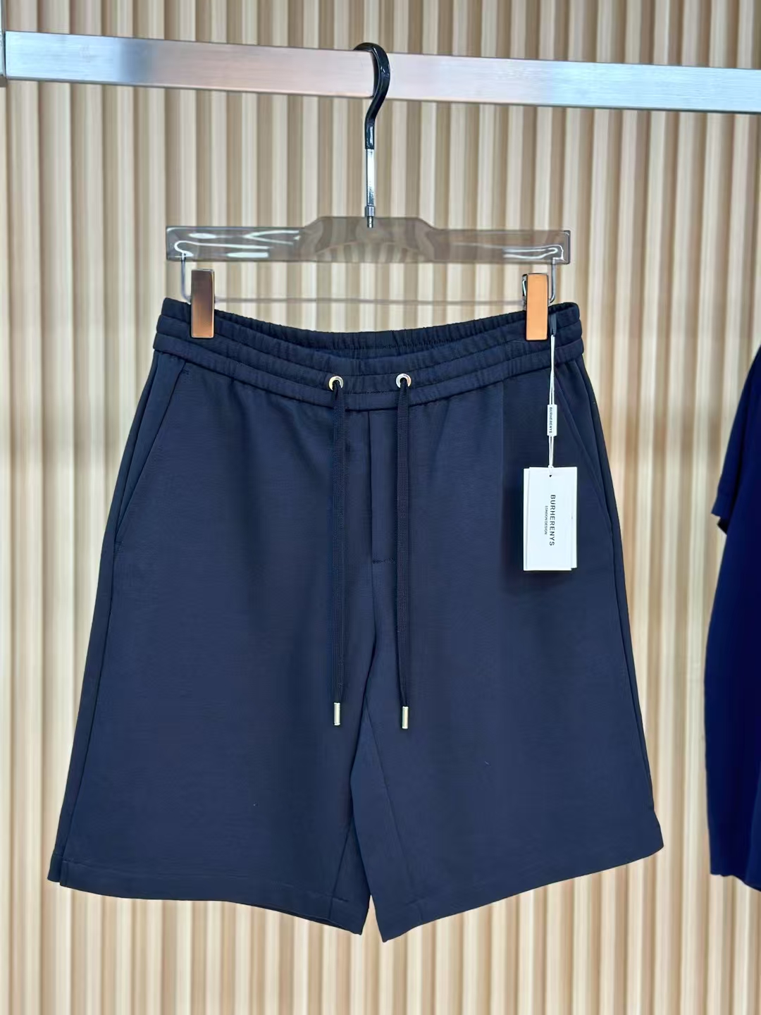 NO:453685,TB has complete three standards. The new 2025 summer casual shorts, high-end custom fabric breathable fabric, extremely breathable, elastic and comfortable, impeccable details, top-level auxiliary materials, original logo design concept, delicate and soft feel!  The upper body style is excellent!  Size M-XXXL order to report height and weight, shorts, alexander wang19860909TB 三标齐全 2025夏季新款男士休闲短裤,高级定制面料透气面料 透气弹力舒适度极高,细节无可挑剔,顶级辅料配备,原版logo设计理念,手感细腻柔软！上身版型超赞！尺码M-XXXL下单报身高体重,,shorts,alexander wang,Men's clothing