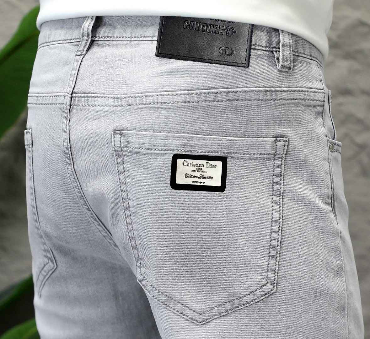 NO:426834,Dior official website counter is available at the same time, original singles are ruthless, super stylish jeans, customized original washing denim fabric, unique design, top-grade printing craft letter pattern logo, original hardware and auxiliary decoration, extremely superior jeans, the materials and craftsmanship are extremely luxurious and exquisite, extremely high-end, handsome and stylish, recommended, digits 29-38,,dior,jeans,alexander wang19860909迪奥 官网专柜同步有售,原单狠货,超级有范儿的一款牛仔裤,定制原版水洗牛仔面料,独特设计,顶级印花工艺字母图案logo,原版五金辅料装饰,极为翘楚的一款牛仔裤,用料与工艺都极致奢华精湛,档次极高,上身帅气有型,推荐,码数29—38,,dior,jeans,alexander wang,Men's clothing