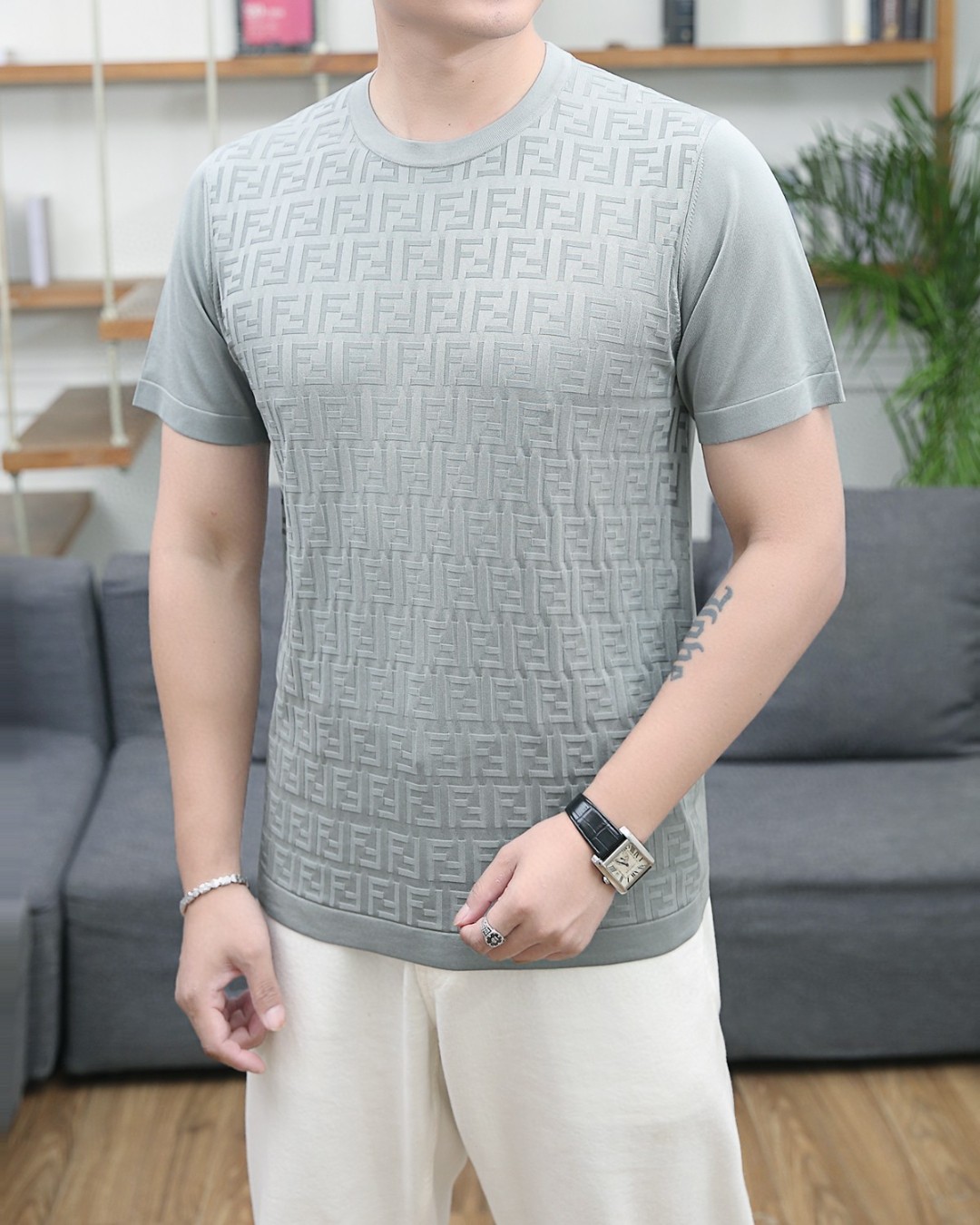 NO:469291,Fendi 25 summer new product for men's round neck short sleeves!  The new ice-sensing silk fabric imported from Italy solves the problem that our ordinary cotton T is prone to wool after washing. It is called 'breathing fabric'. The texture is light, smooth and soft, soft and glutinous, with good drooping texture. The fabric surface is delicate and has the unique gentle luster of silk. The upper body has a good effect. The ribbed neckline is customized, and the elasticity is difficult to deform; the cuffs are contrasting dotted, which shows the highlights on simple clothes, making the upper body look simple but not simple!  Color: Green Size M-3XL, fendi, T-shirt, real silk, alexander wang19860909芬迪 25夏季新品男士圆领短袖！意大利进口冰感丝面料新款冰感丝T,从源头解决了我们普通棉T洗涤后易起毛走样的问题,被称为“会呼吸的面料”,质地轻薄,光滑柔软,手感软糯,垂感好,布面肌理细腻,自带真丝特有的温柔光泽,上身效果好,定制了罗纹领口,弹力好不易变形；袖口做撞色虚线设计,在简单衣服展现了亮点,让衣服上身看起来简约而不简单！颜色:绿色 尺码M-3XL,,fendi,T-shirt,real silk,alexander wang,Men's clothing