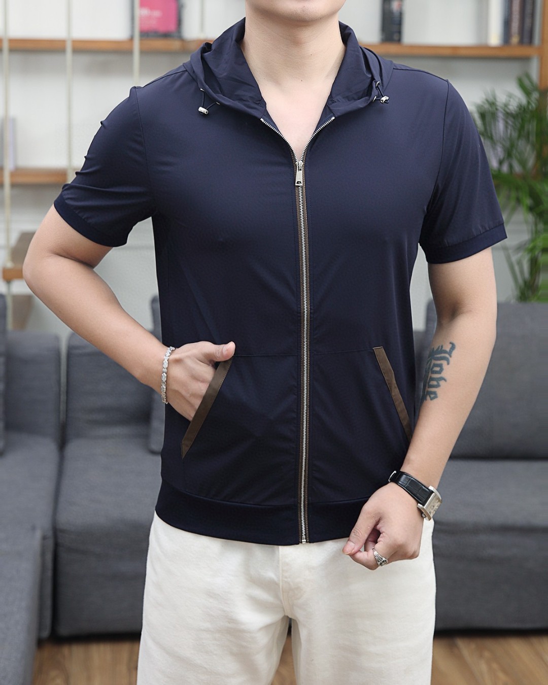 NO:469282,High-quality Jenia 1955ss Spring and Summer counter fashionable hooded cardigan T-shirt, casual and fashionable outside, essential for inner wear, comfortable and beautiful, visible on the upper body, customized imported high-end fabric, delicate and silky feel, close-fitting and comfortable without thorning, fashionable and stylish counter logo design is very unique, original quality and craftsmanship, perfect three-dimensional slim tailoring, lock edge sewing plates are very rigorous and exquisite, absolutely first-line OEM requirements!  Don't miss it, male gods!  Complete three standards!  Size M-3XL (model 176/catties upper body L size), zegna,tees, t-shirt,hats,alexander wang19860909高品质 杰尼亚 1955ss春夏专柜时尚大爆款连帽开衫T恤,休闲时尚外穿 内搭必备款,舒适好看上身可见 定制进口高端面料,手感细腻丝滑,贴身舒适不扎肉,穿着时尚有型专柜标志设计非常独特,原版品质与工艺 完美立体修身剪裁 锁边缝盘都非常严谨考究 绝对一线代工要求！男神们别错过！ 三标齐全！尺码 M-3XL（模特176/斤上身L码）,,zegna,tees，t-shirt,hats,alexander wang,Men's clothing