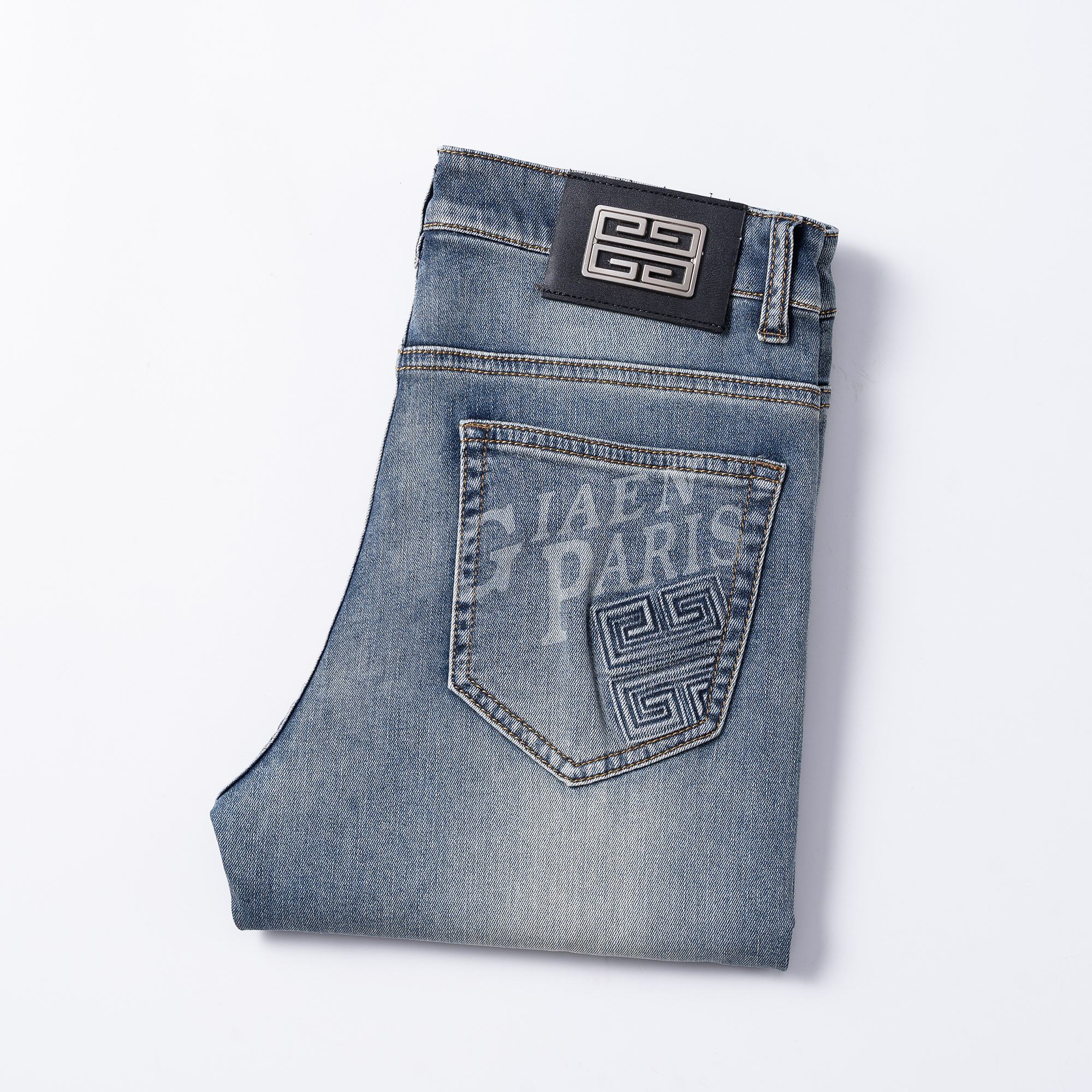 NO:466202,Givenchy 2025 spring and summer men's original single casual jeans, heavy recommendation!  Quality 'Niu Beer' This model uses original exclusive fabric!  The craftsmanship is top-notch, and the design of Eagle Head logo hardware decoration!  The three-dimensional sense is extremely stunning and stunning. The pattern is presented by the iconic brand pattern. It has a very distinctive and high-end and fashionable look, which strongly demonstrates the identity!  In addition, it has a lot of cotton feel, both comfort and breathability, extremely delicate touch, and excellent skin-friendly!  The details are perfect, with all kinds of exquisite and exquisite, with a strong sense of styling, full of upper body styles, and belongs to the unique type on the market!  Size 29-38, given jeans, alexander wang19860909纪梵希 2025春夏男士原单休闲牛仔裤,重磅推荐！品质“牛啤” 此款所运用原版专属面料！还是工艺都堪称顶尖,设计鹰头logo五金修饰！立体感极强,视觉极其惊艳震撼,图案由标志性的品牌图案呈现,辨识度非常鲜明且高级时髦,有力彰显身份！此外棉感十足,舒适性与透气性兼备,触感极为细腻,亲肤性绝佳！细节完美如斯,各种精湛考究 造型感极强,上身型款十足,属于市面独一无二的类型！尺码29-38,,givenchy,jeans,alexander wang,Men's clothing