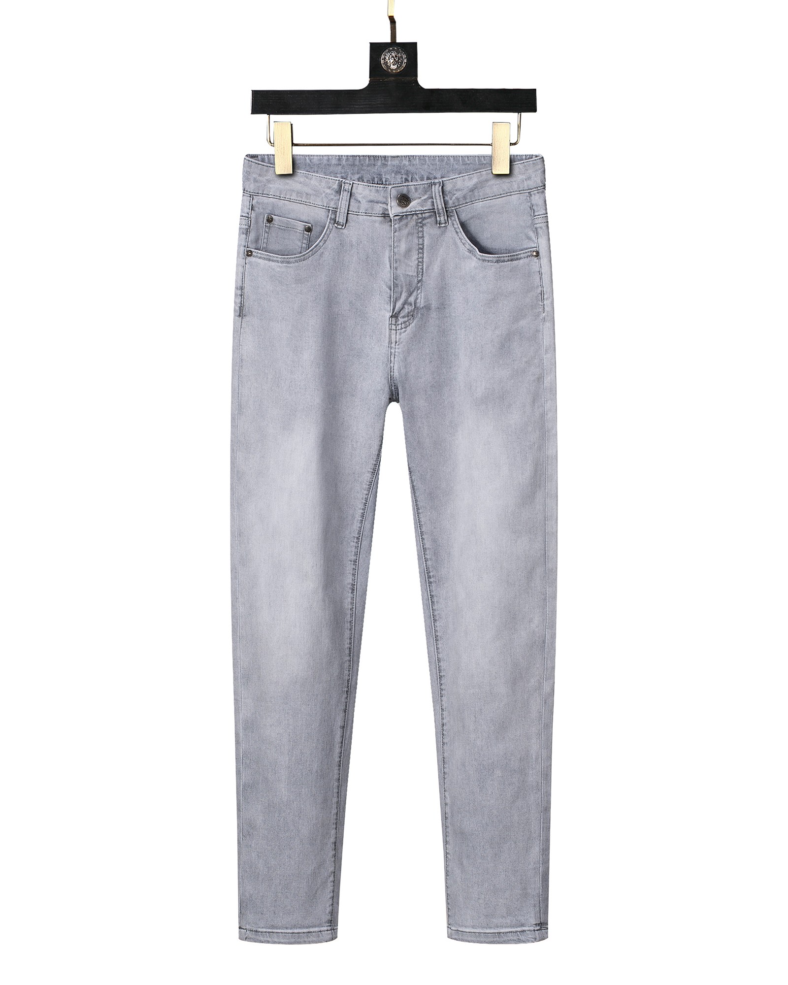 NO:466210,Burberry 2025 spring and summer men's original single casual jeans, heavy recommendation!  Quality 'Niu Beer' This model uses original exclusive fabric!  The craftsmanship is top-notch, and the design of Eagle Head logo hardware decoration!  The three-dimensional sense is extremely stunning and stunning. The pattern is presented by the iconic brand pattern. It has a very distinctive and high-end and fashionable look, which strongly demonstrates the identity!  In addition, it has a lot of cotton feel, both comfort and breathability, extremely delicate touch, and excellent skin-friendly!  The details are perfect, with all kinds of exquisite and exquisite, with a strong sense of styling, full of upper body styles, and belongs to the unique type on the market!  Size 29-38, Burberry, jeans, alexander wang19860909巴宝莉 2025春夏男士原单休闲牛仔裤,重磅推荐！品质“牛啤” 此款所运用原版专属面料！还是工艺都堪称顶尖,设计鹰头logo五金修饰！立体感极强,视觉极其惊艳震撼,图案由标志性的品牌图案呈现,辨识度非常鲜明且高级时髦,有力彰显身份！此外棉感十足,舒适性与透气性兼备,触感极为细腻,亲肤性绝佳！细节完美如斯,各种精湛考究 造型感极强,上身型款十足,属于市面独一无二的类型！尺码29-38,,burberry,jeans,alexander wang,Men's clothing