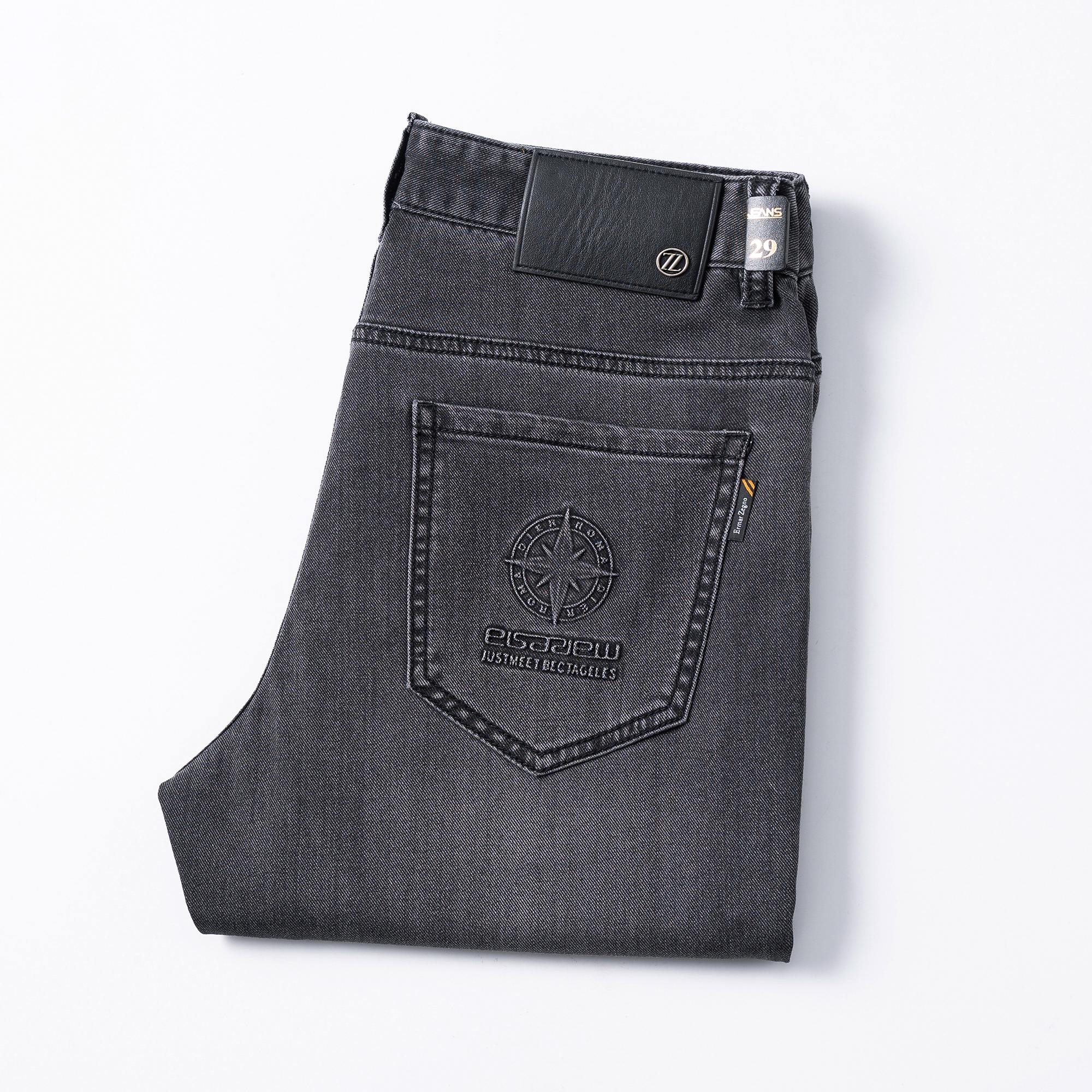 NO:466252,Jenia 2025 spring and summer men's original single casual jeans, heavy recommendation!  Quality 'Niu Beer' This model uses original exclusive fabric!  The craftsmanship is top-notch, and the design of Eagle Head logo hardware decoration!  The three-dimensional sense is extremely stunning and stunning. The pattern is presented by the iconic brand pattern. It has a very distinctive and high-end and fashionable look, which strongly demonstrates the identity!  In addition, it has a lot of cotton feel, both comfort and breathability, extremely delicate touch, and excellent skin-friendly!  The details are perfect, with all kinds of exquisite and exquisite, with a strong sense of styling, full of upper body styles, and belongs to the unique type on the market!  Size 29-38, zegna, jeans, alexander wang19860909杰尼亚 2025春夏男士原单休闲牛仔裤,重磅推荐！品质“牛啤” 此款所运用原版专属面料！还是工艺都堪称顶尖,设计鹰头logo五金修饰！立体感极强,视觉极其惊艳震撼,图案由标志性的品牌图案呈现,辨识度非常鲜明且高级时髦,有力彰显身份！此外棉感十足,舒适性与透气性兼备,触感极为细腻,亲肤性绝佳！细节完美如斯,各种精湛考究 造型感极强,上身型款十足,属于市面独一无二的类型！尺码29-38,,zegna,jeans,alexander wang,Men's clothing