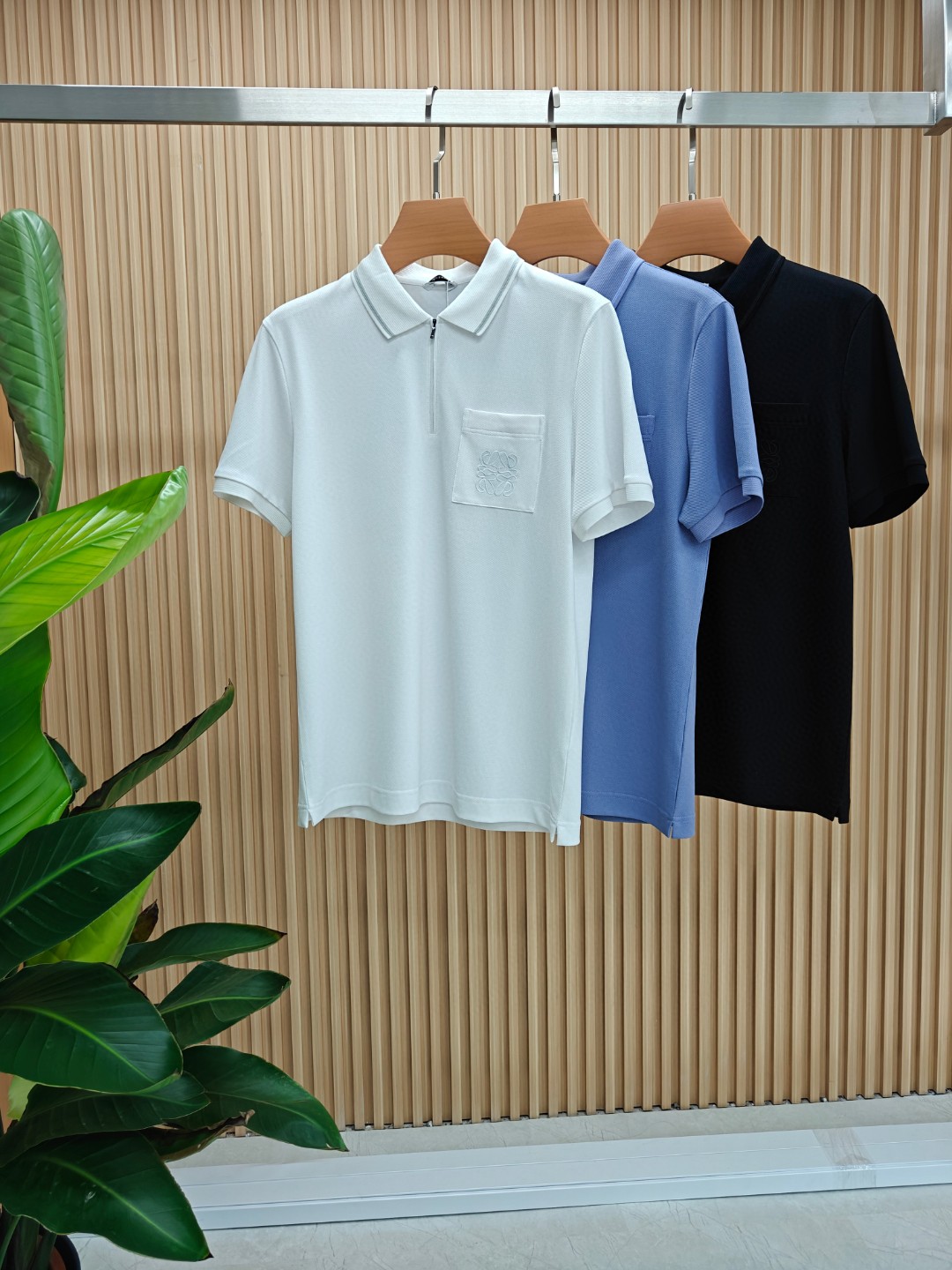 NO:466216,High-quality Luo Yiwei 2025 spring and summer counter latest top-grade mulberry silk short-sleeved polo shirt lapel T-shirt high-end customization and avant-garde design!  Heavy craft design, high-end customized fabric, soft feel, comfortable to wear, exquisite counter-level car line, fine workmanship, invincible and handsome upper body effect!  A must-have item for handsome men!  Number of code M-3XL (178 catties wear L slim fit, maximum wear 190 catties), loewe, T-shirt,tees, t-shirt,alexander wang19860909高品质 罗意威 2025春夏专柜最新款顶级桑蚕丝短袖polo衫翻领T恤 高端订制 设计前卫！重工艺设计 高端订制面料.手感柔软.穿着舒适.专柜级别精致车线.做工精细.上身效果无敌帅气！型男必备单品！码数M-3XL（178 斤穿L修身 最大穿190斤）,,loewe,T-shirt,tees，t-shirt,alexander wang,Men's clothing