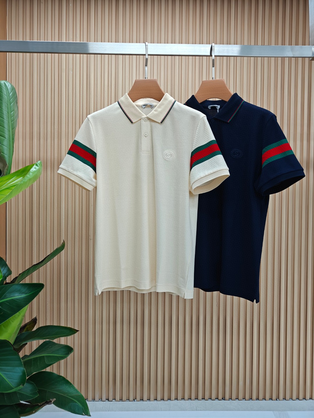 NO:466224,High-quality Gucci 2025 spring and summer counter latest top-grade mulberry silk short-sleeved polo shirt lapel T-shirt high-end customization and avant-garde design!  Heavy craft design, high-end customized fabric, soft feel, comfortable to wear, exquisite counter-level car line, fine workmanship, invincible and handsome upper body effect!  A must-have item for handsome men!  M-3XL (178 catties wear L slim fit maximum wear 190 catties), gucci, T-shirt, tees, t-shirt, alexander wang19860909高品质 古驰 2025春夏专柜最新款顶级桑蚕丝短袖polo衫翻领T恤 高端订制 设计前卫！重工艺设计 高端订制面料.手感柔软.穿着舒适.专柜级别精致车线.做工精细.上身效果无敌帅气！型男必备单品！码数M-3XL（178 斤穿L修身 最大穿190斤）,,gucci,T-shirt,tees，t-shirt,alexander wang,Men's clothing