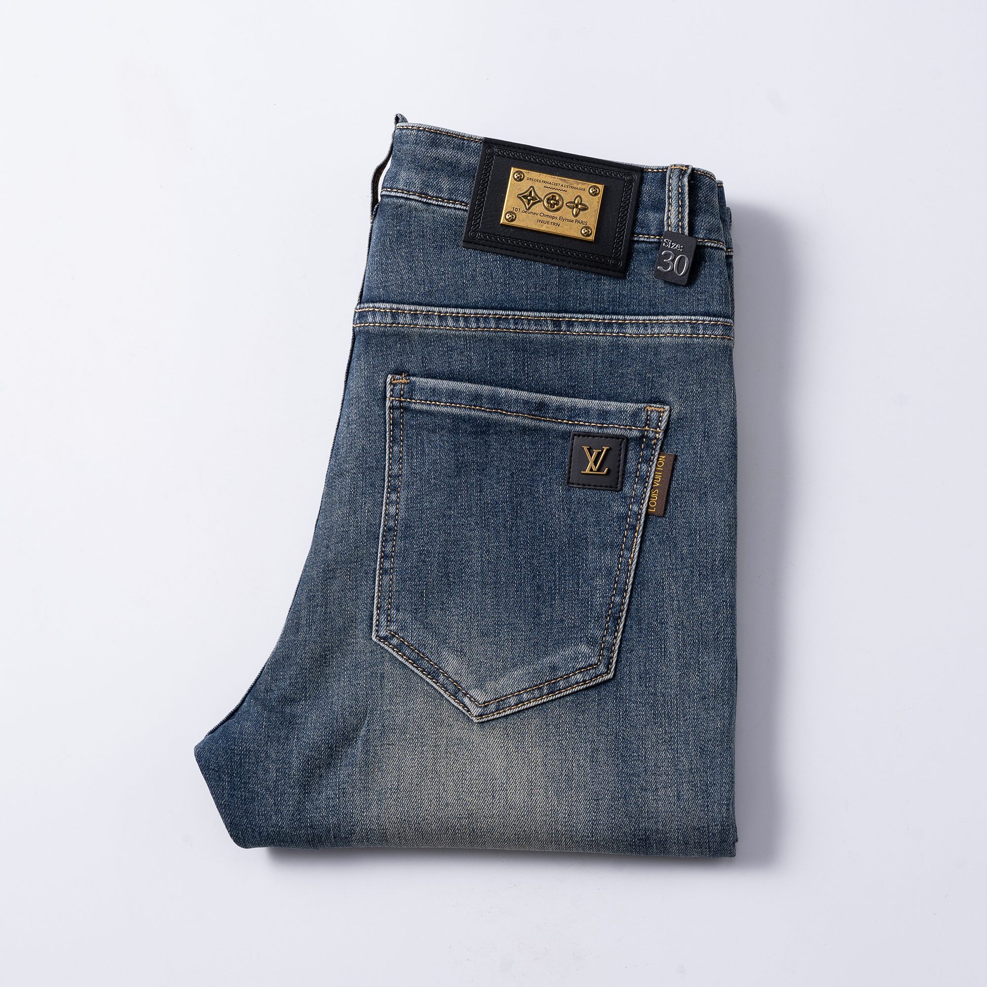 NO:466204,DG Men's Jeans Original Original Clothing Original Wash Water!  Imported original washing elastic fabrics, complex handicrafts superimposed, any washing step will become a completely different color effect after a few more seconds, so it is more precious, especially long-lasting and odor-resistant... Use the best tannin elastic texture, genuine leather leather cards, high-quality metal accessories... to create a unique and original jeans style!  Original hardware accessories, super positive style, comfortable and breathable, extremely high grade, counter quality, and handsome upper body. Number of 29-38, jeans, alexander wang19860909DG 男士牛仔裤原厂原布原洗水！进口原版水洗弹力面料,复杂的手工艺叠加,任何一个洗水环节多停留几秒都会变成完全不一样的颜色效果,所以越加珍贵,特别持久、耐味…… 选用上乘的丹宁弹力质感,真皮皮牌、高定的金属辅料……打造出独特及原创的牛仔裤款型！原版五金辅料,版型超正,舒适透气,档次极高,专柜品质,上身帅气十足. 码数29-38,,jeans,alexander wang,Men's clothing