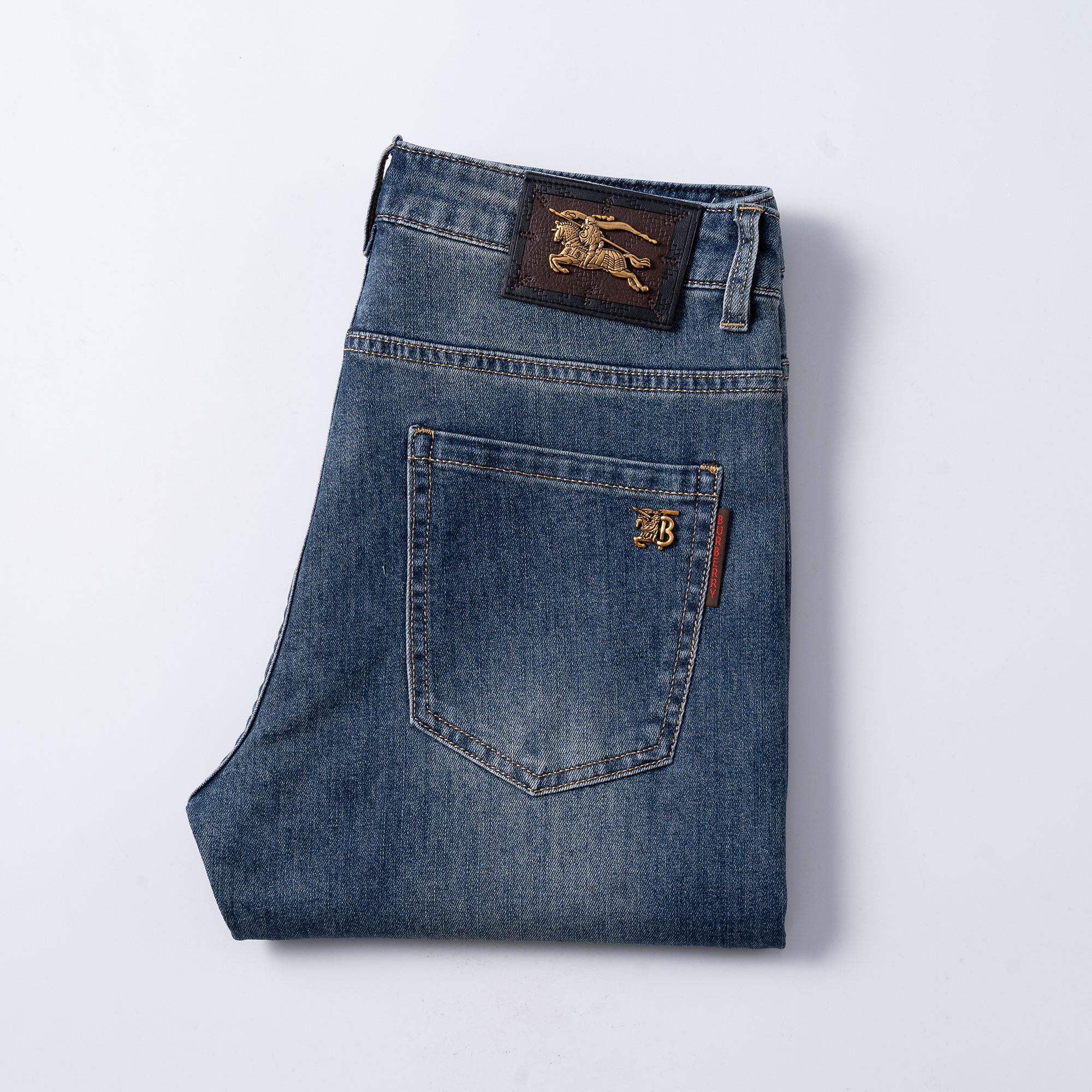 NO:466212,Burberry men's jeans original original cloth original wash water!  Imported original washing elastic fabrics, complex handicrafts superimposed, any washing step will become a completely different color effect after a few more seconds, so it is more precious, especially long-lasting and odor-resistant... Use the best tannin elastic texture, genuine leather leather cards, high-quality metal accessories... to create a unique and original jeans style!  Original hardware accessories, super positive style, comfortable and breathable, extremely high grade, counter quality, and handsome upper body. Number of codes 29-38, burberry, jeans, alexander wang19860909巴宝莉 男士牛仔裤原厂原布原洗水！进口原版水洗弹力面料,复杂的手工艺叠加,任何一个洗水环节多停留几秒都会变成完全不一样的颜色效果,所以越加珍贵,特别持久、耐味…… 选用上乘的丹宁弹力质感,真皮皮牌、高定的金属辅料……打造出独特及原创的牛仔裤款型！原版五金辅料,版型超正,舒适透气,档次极高,专柜品质,上身帅气十足. 码数29-38,,burberry,jeans,alexander wang,Men's clothing