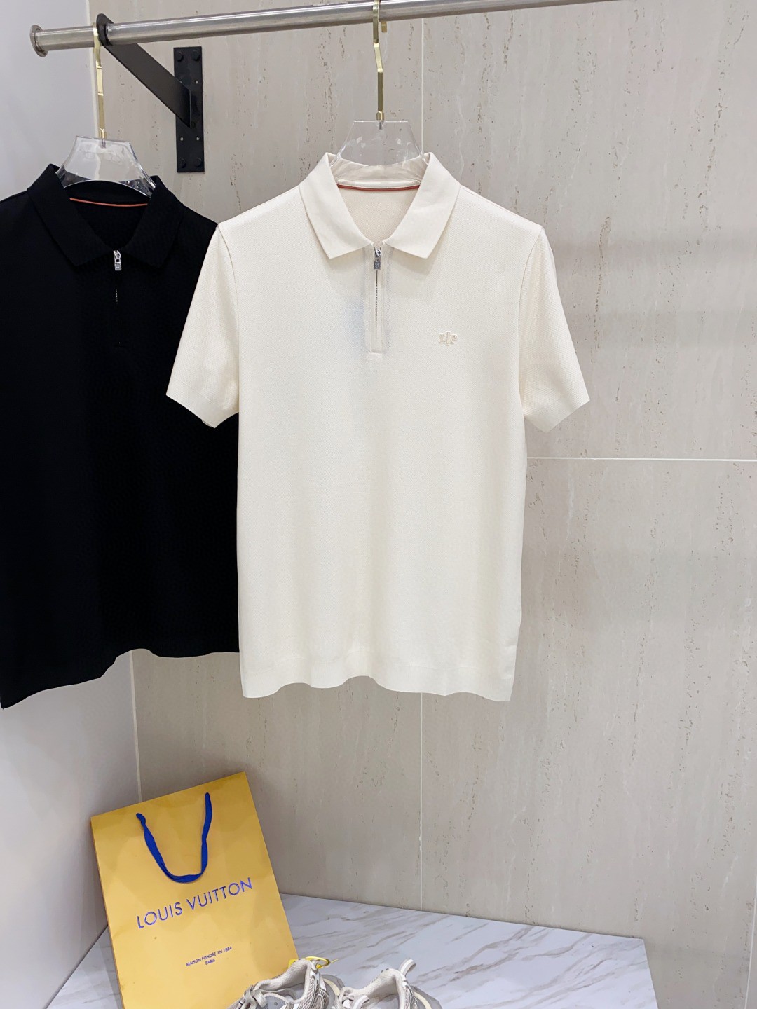 NO:426883,The new LP spring and summer models are coming~~ Recommended by old money and upstarts!  Today I recommend his versatile classic POLO shirt!  Classic styles every year. A style that can be matched well for business commuting. Chest logo embroidery, classic three-pin buckle, details of the turtle back, inner logo, a combination of style. There is no excessive decorative embellishment. The fabric is exquisite and easy to match as the overall design. The fabric is made of customer-supplied woven. Mercerized bead floor fabric, skin-friendly and breathable. At the same time, the fabric is very backbone, the upper body is crisp and stylish, and the hardware and auxiliary materials are all in full. Color Black and white. Number M-3XL. Try on 172-wearing L. Slim feel, loro piano, alexander wang19860909LP 春夏新款来袭～～老钱新贵推荐！今天推荐他家百搭经典POLO衫 ！年年经典款式 商务通勤都能很好搭配的一款 .胸口标志刺绣 经典三粒扣 龟背的细节 内里标志 合体的版型.没有过多的装饰点缀 以版型面料考究易于搭配 作为整体设计 面料采用客供定织 丝光珠地面料,亲肤透气同时,面料很有骨干,上身挺括有型,五金辅料全品相 颜色 黑色 白色 码数M-3XL 试穿172-穿L修身感,,loro piana,alexander wang,Men's clothing