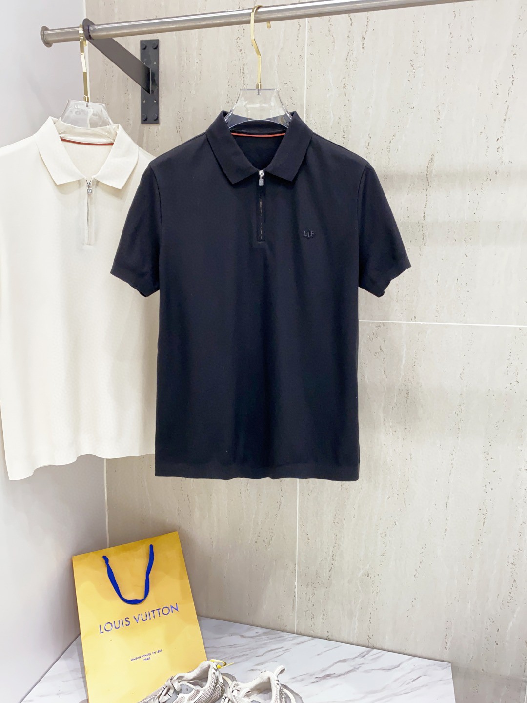 NO:446321,The new LP spring and summer models are coming~~ Recommended by old money and upstarts!  Today I recommend his versatile classic POLO shirt!  Classic styles every year. A style that can be matched well for business commuting. Chest logo embroidery, classic three-pin buckle, details of the turtle back, inner logo, a combination of style. There is no excessive decoration and embellishment. The fabric is exquisite and easy to match as the overall design. The fabric is made of customer-supplied woven. Mercerized bead floor fabric, skin-friendly and breathable. At the same time, the fabric is very backbone, the upper body is crisp and stylish, and the hardware and auxiliary materials are all in full. Color Black and white. Number M-3XL. Try on 172-wearing L slim feel, loro piano, alexander wang19860909LP 春夏新款来袭～～老钱新贵推荐！今天推荐他家百搭经典POLO衫 ！年年经典款式 商务通勤都能很好搭配的一款 .胸口标志刺绣 经典三粒扣 龟背的细节 内里标志 合体的版型.没有过多的装饰点缀 以版型面料考究易于搭配 作为整体设计 面料采用客供定织 丝光珠地面料,亲肤透气同时,面料很有骨干,上身挺括有型,五金辅料全品相 颜色 黑色 白色 码数M-3XL 试穿172-穿L修身感,,loro piana,alexander wang,Men's clothing